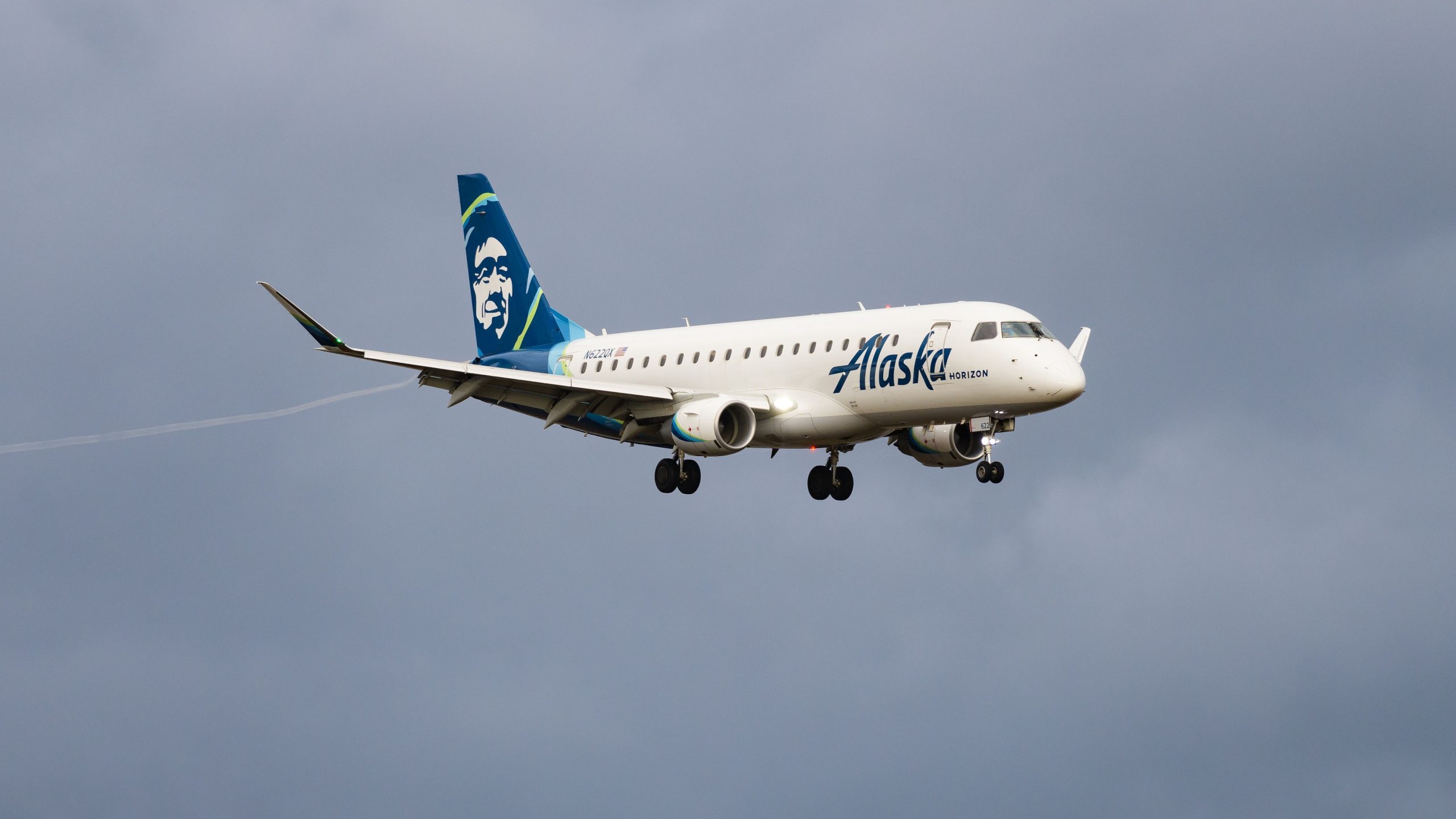 Alaska Airlines Embraer E175エアタンカーとの緊密な電話の後、レドモンドに着陸する中止