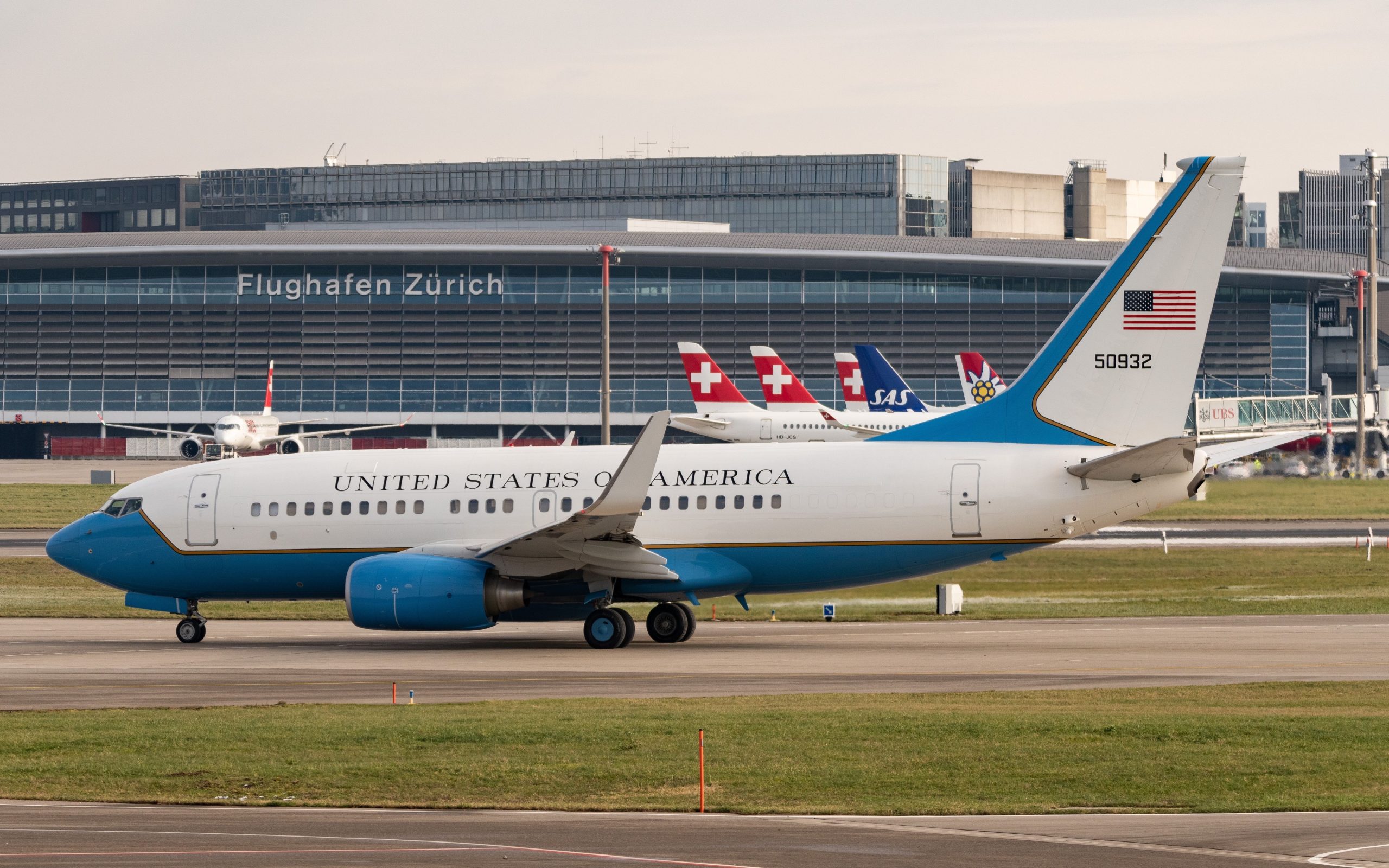 ボーイング737の家に帰ると、秘書のブリンケンはダボスに立ち往生しました