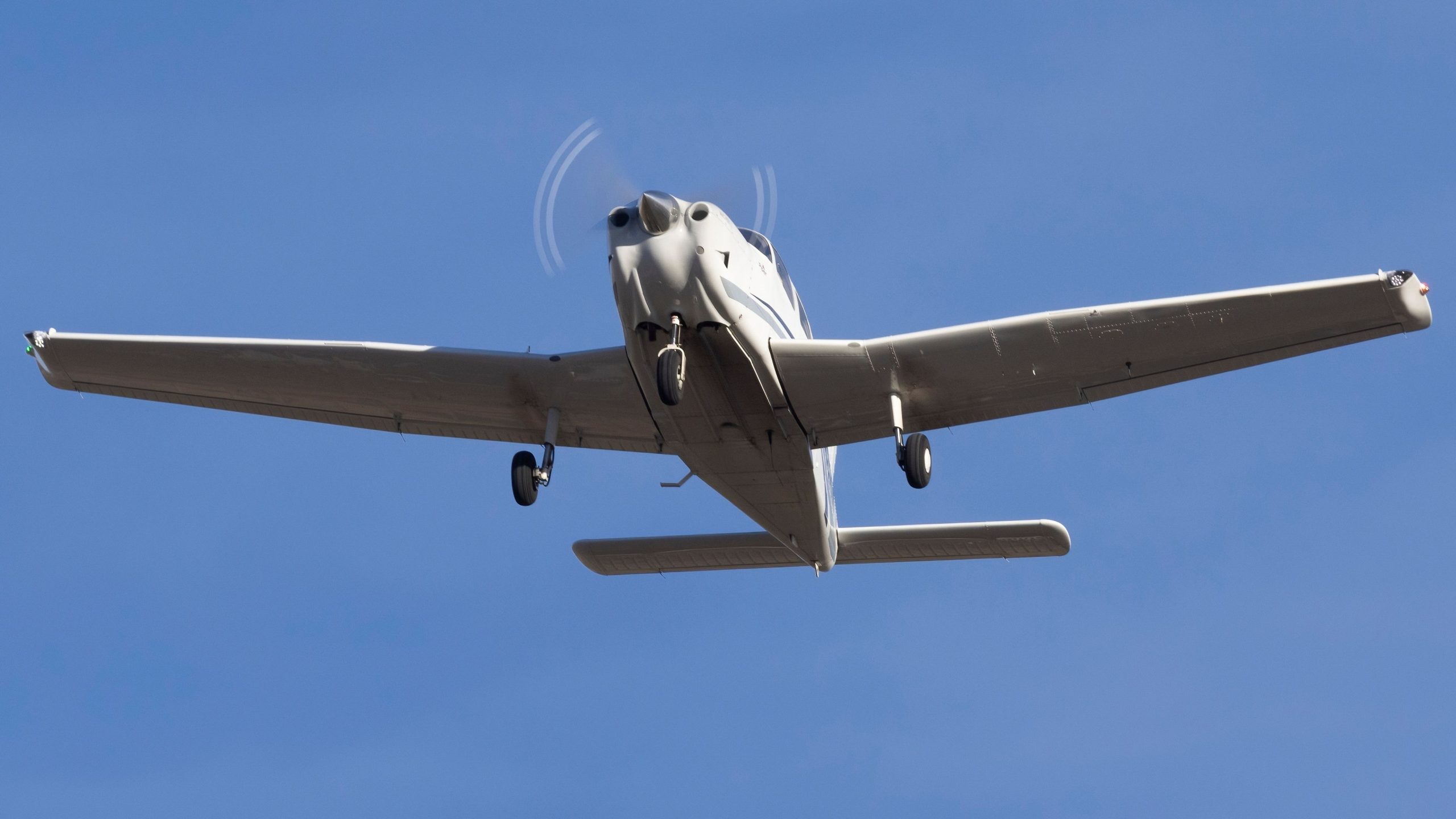 シドニーでの空中飛行機の衝突後の3人の死亡