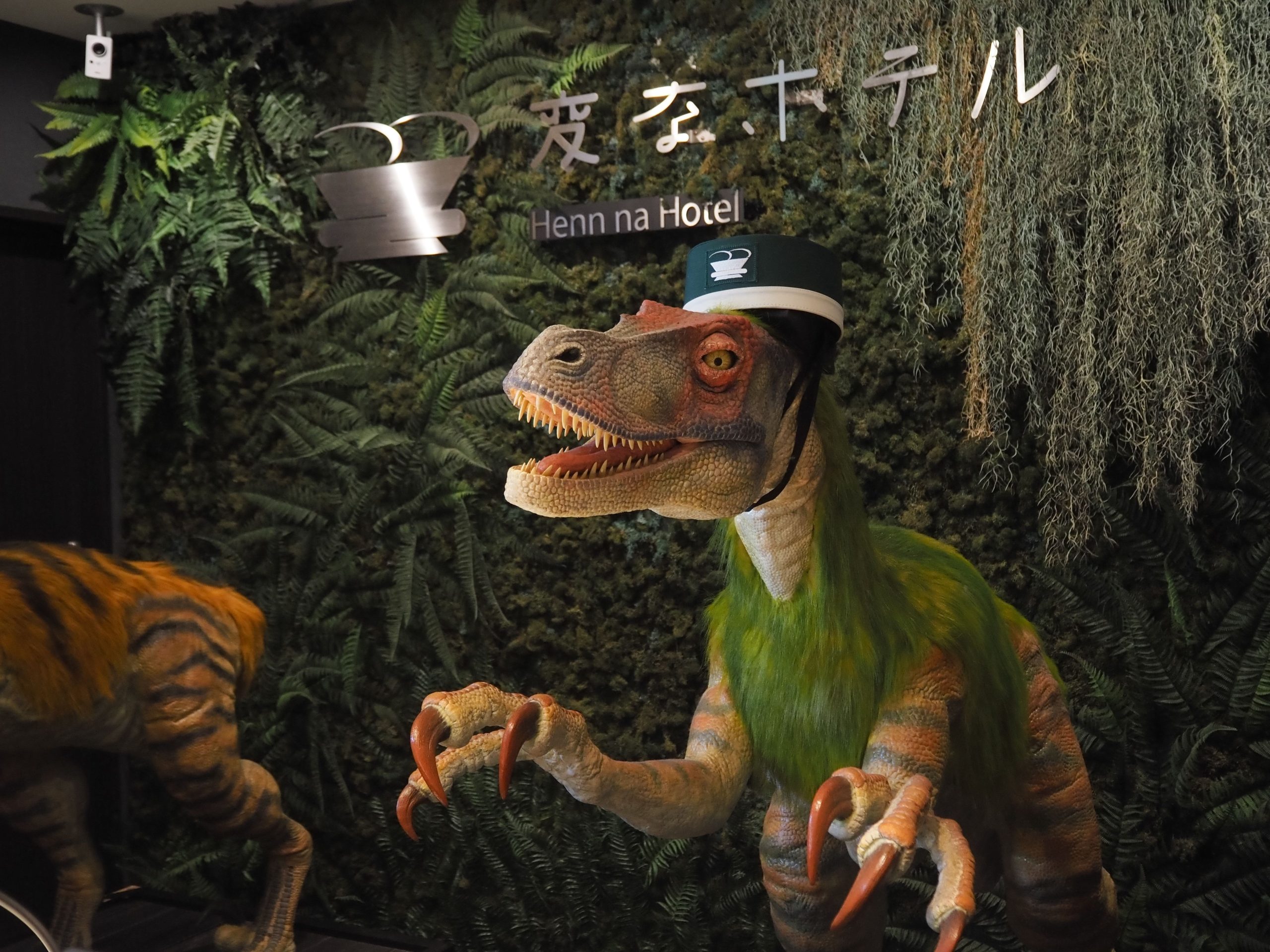 世界初のロボットホテルは、奇妙な理由でスタッフの半分を解雇しました。