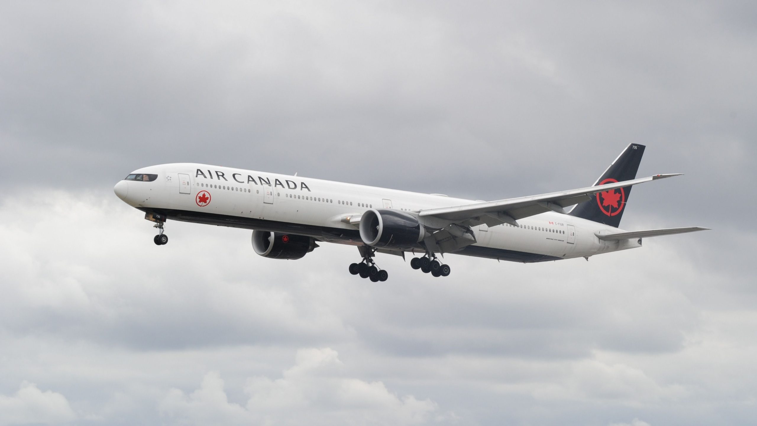 Lightningは、見事なビデオでAir Canada Boeing 777-300erを攻撃します