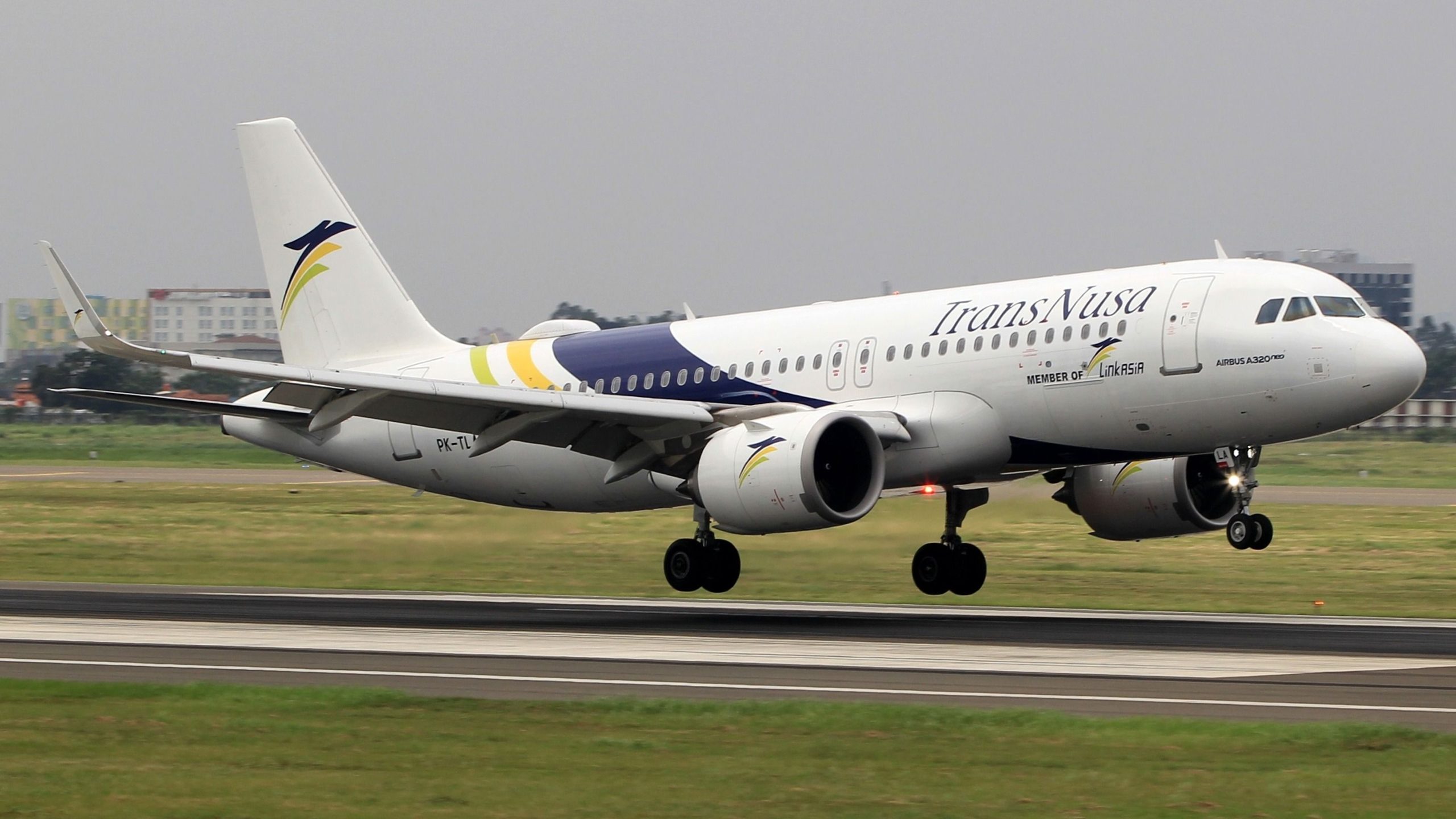 ジャカルタのエアバスA320から転倒した後に入院したトランスヌサグラウンドワーカー