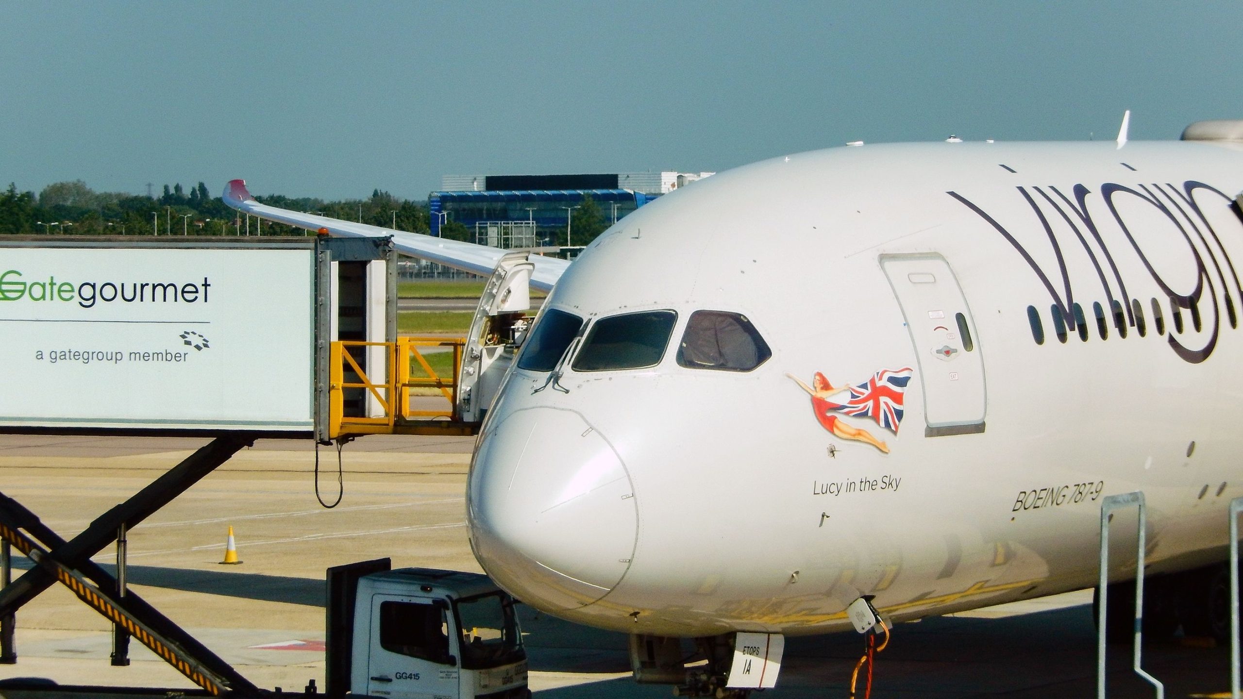 ヴァージンアトランティックボーイング787がロンドンヒースローでブリティッシュエアウェイズエアバスA350と連絡を取る