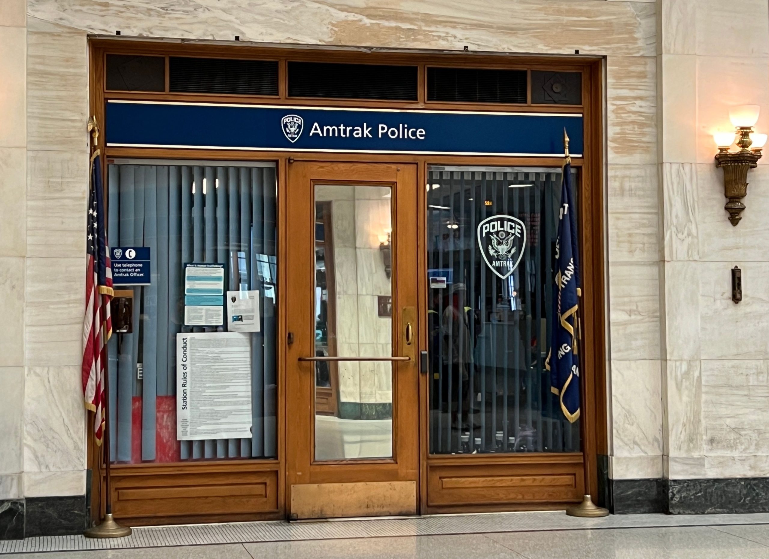 武器で満たされたスーツケースのトレントントランジットセンターでインターセプトされたアムトラックの乗客