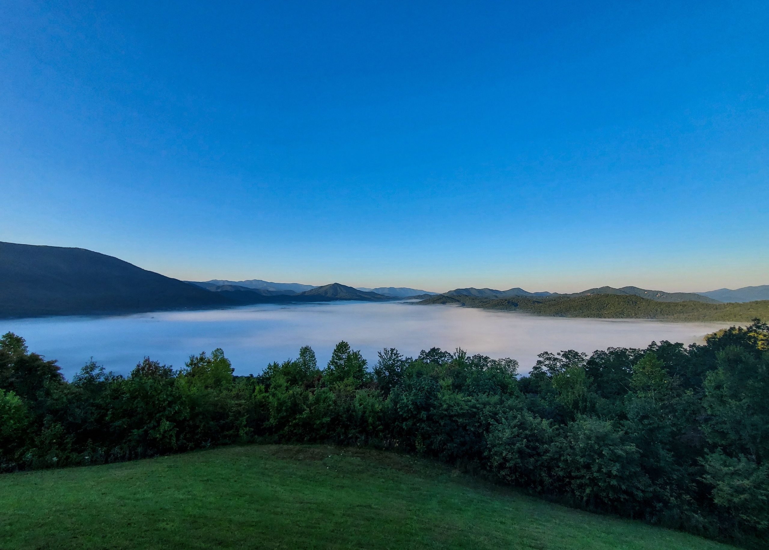 グレートスモーキーマウンテンズ国立公園の玄関口でこの趣のあるテネシータウンのためにガトリンバーグを貿易