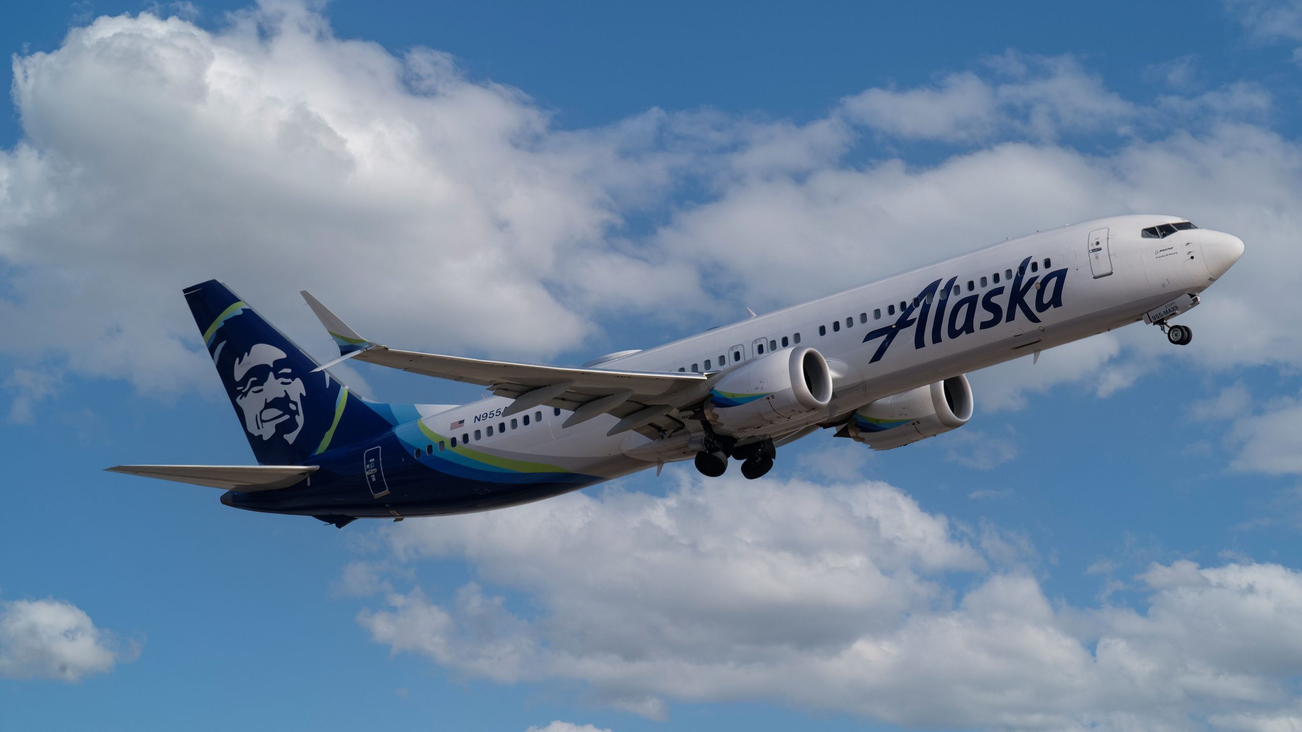 ブレイキング：NTSBは、ボルトがアラスカ航空のボーイング737マックス9のドアプラグから欠落していたと言います