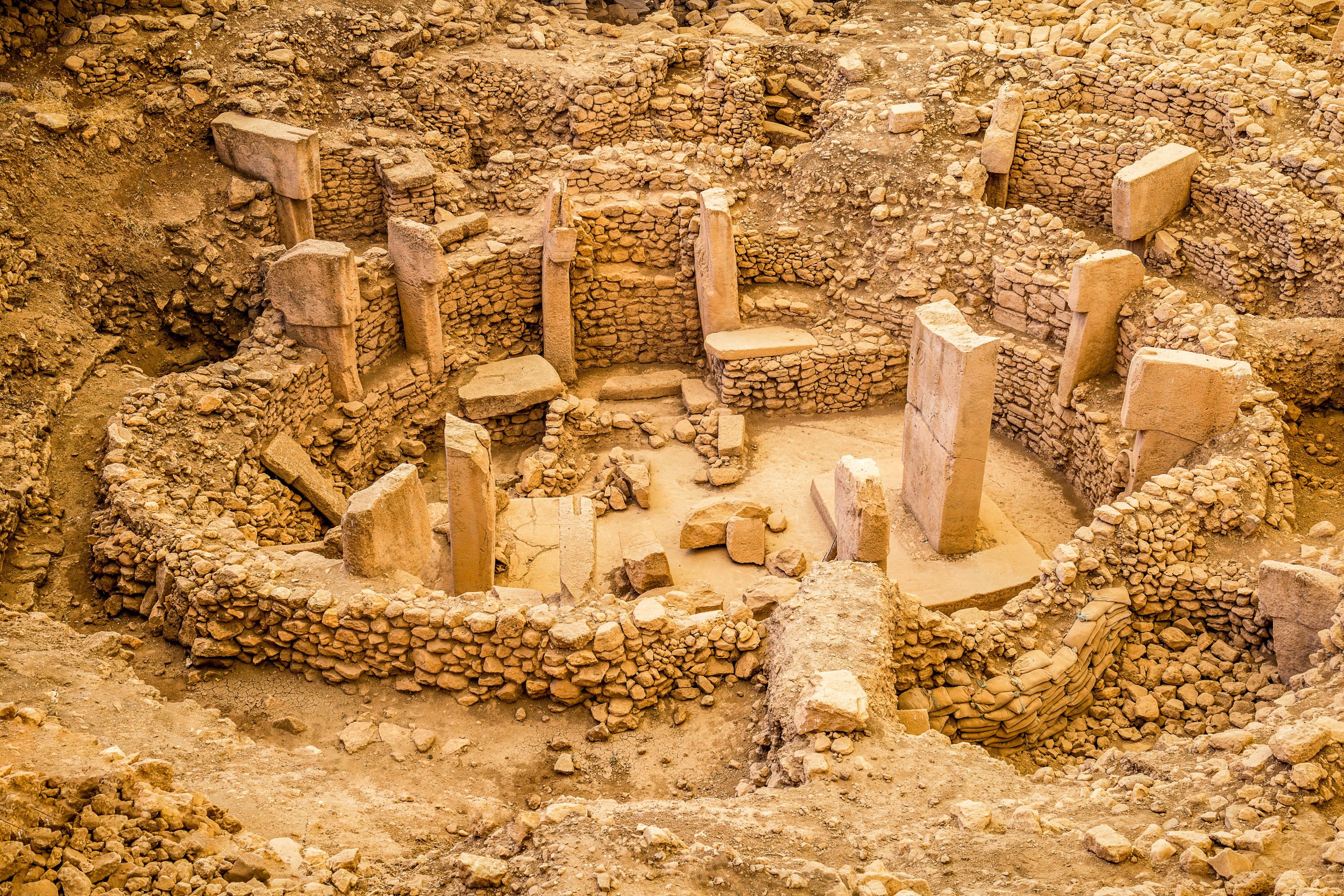 世界で最も古くから知られている建物は、今日でも立っています