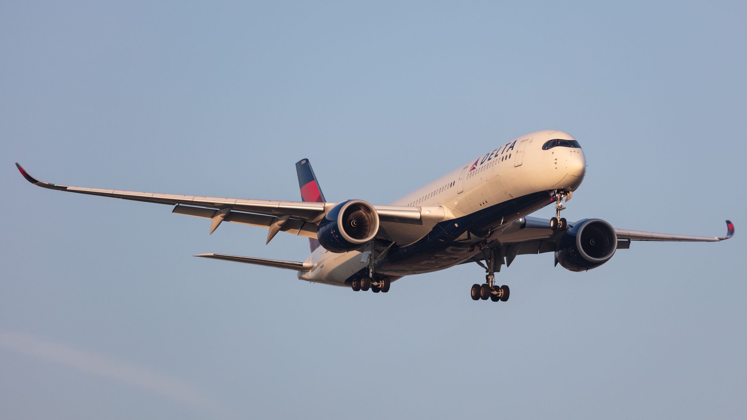 スポット：Delta Air Lines New Airbus A350-900特別「LA28」サマーオリンピックのカラーリング