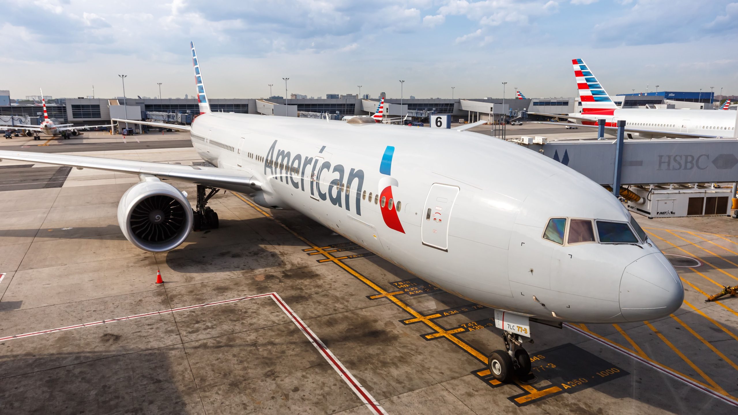 アメリカンエアラインズボーイング777-300erヒットフロンティア航空エアバスA321neoマイアミ国際空港で