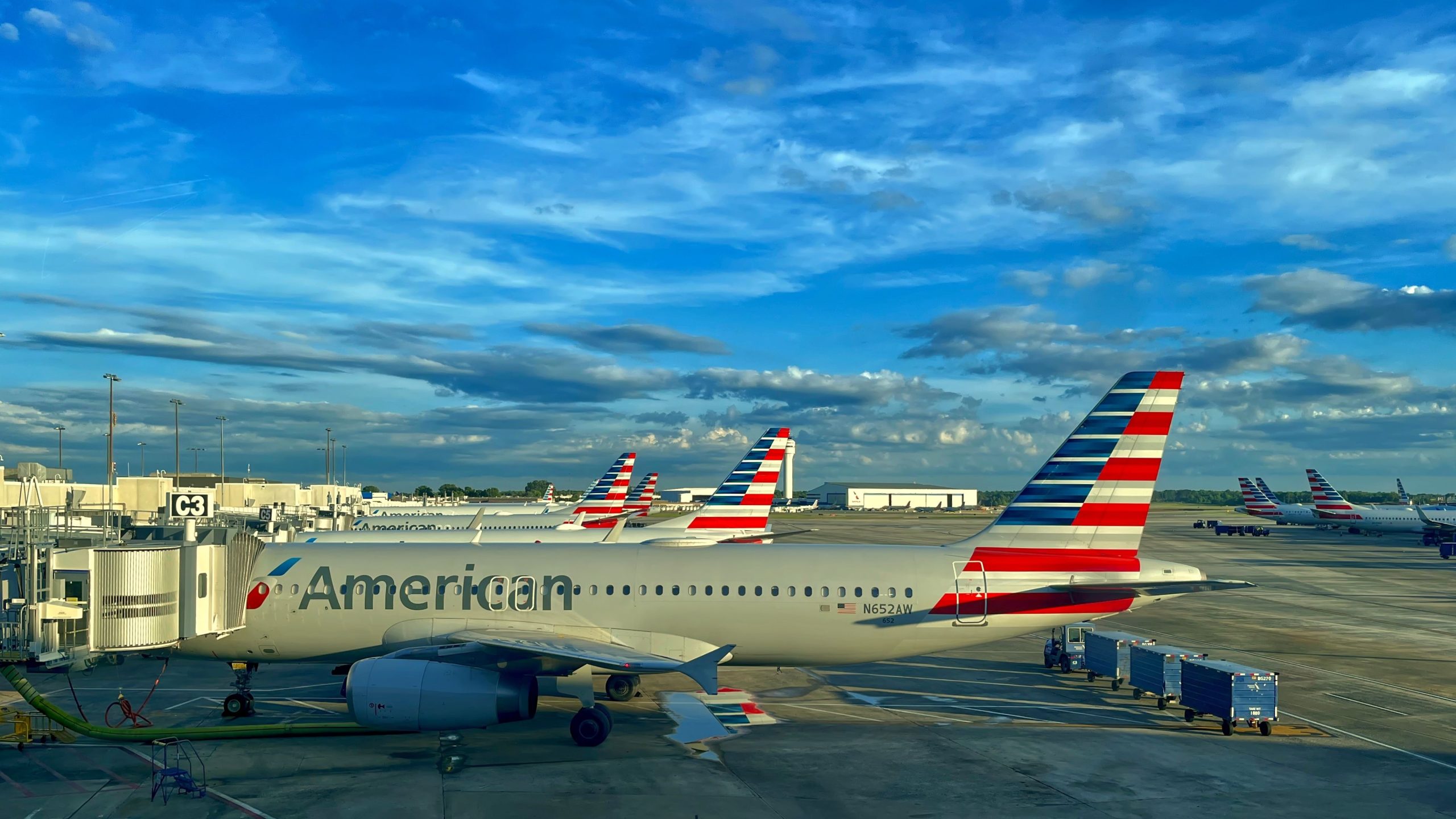 成功の影響下で：マークキューバンは、125,000ドルのアメリカン航空のライフタイムパス購入に反映しています