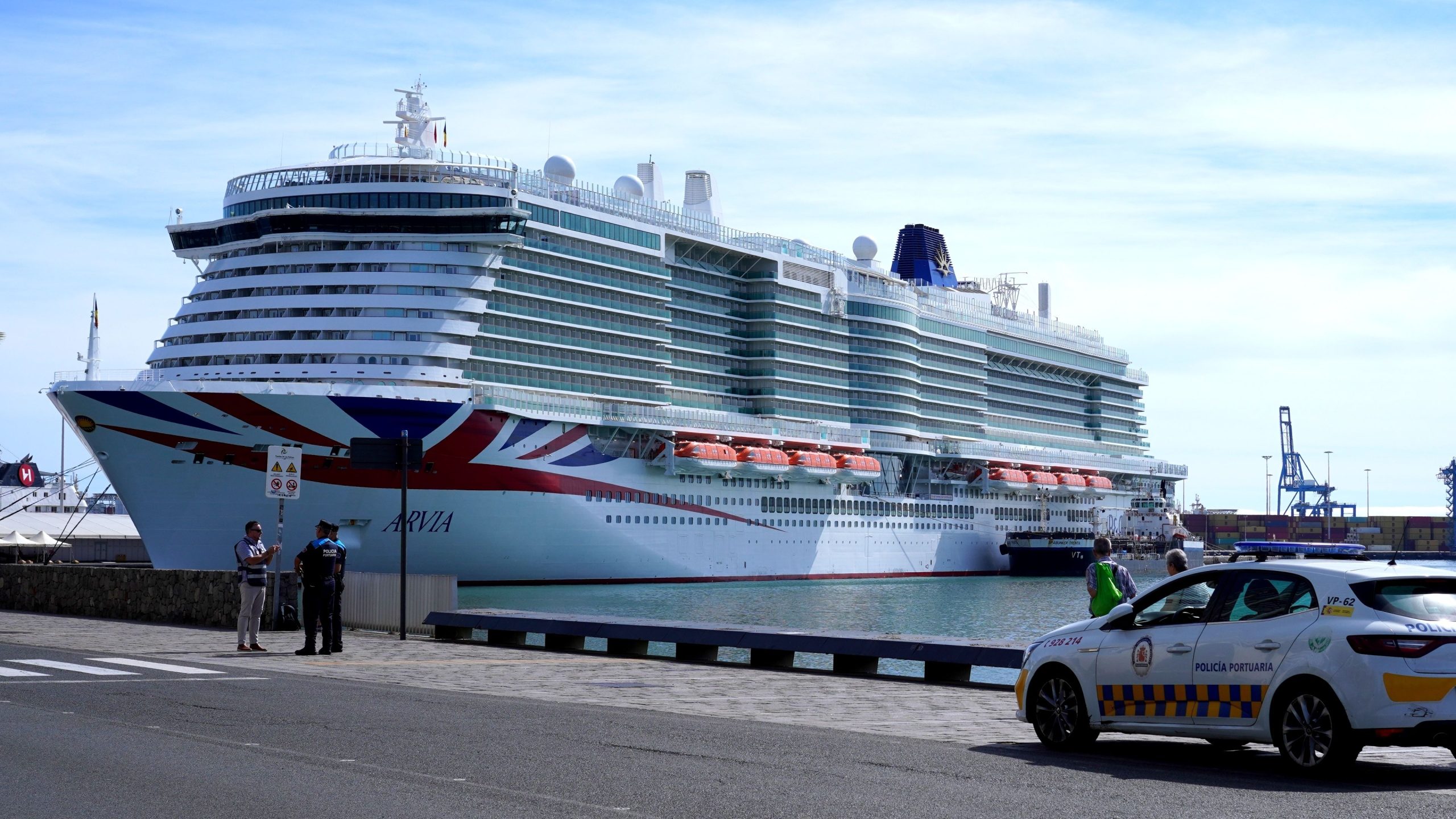 緊急事態にもかかわらず、9つのクルーズラインがこの危険な目的地に向かいます