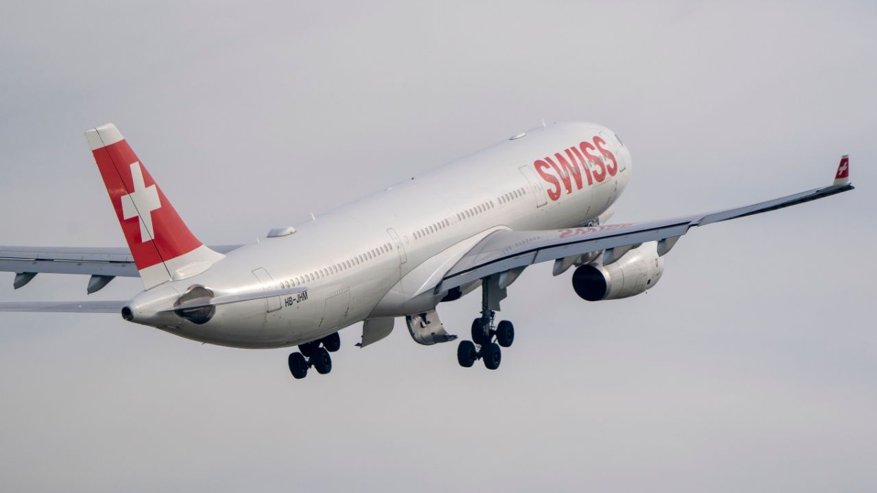 ATCが滑走路を横断するために他の3つの航空機をクリアした後、JFK空港でのスイスニアミス