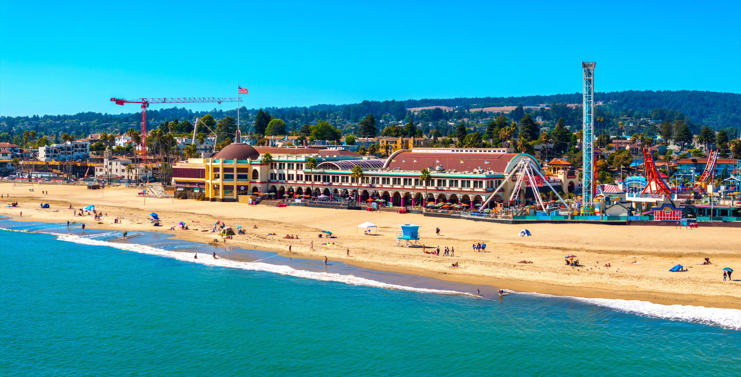 ハワイのように、しかし飛行時間と費用がかからない：これらの安い沿岸の町は冬と春に暖かく晴れています