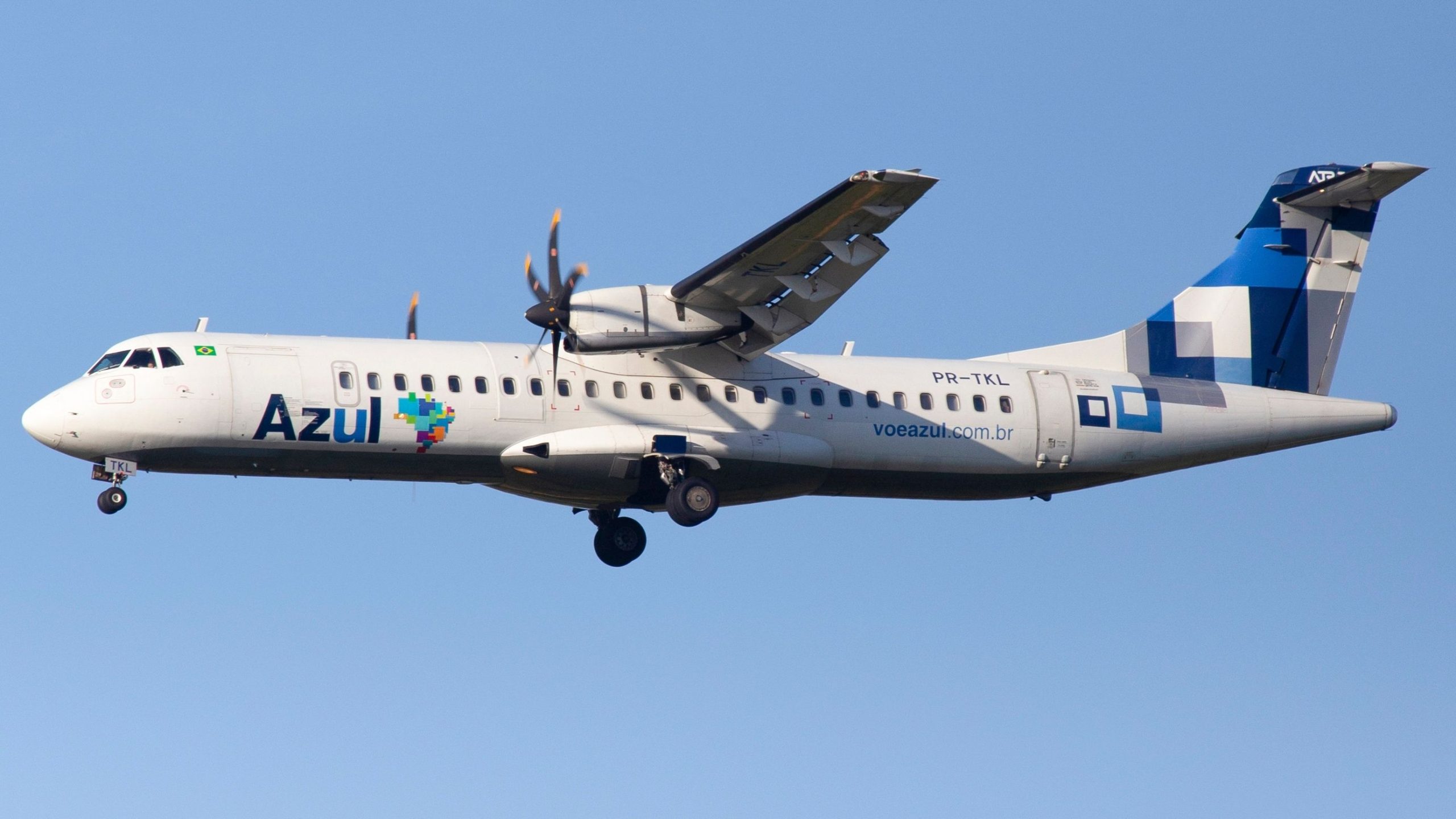 Azul ATR-72は、エンジンの火災の表示に続いてRECIFEに戻ります