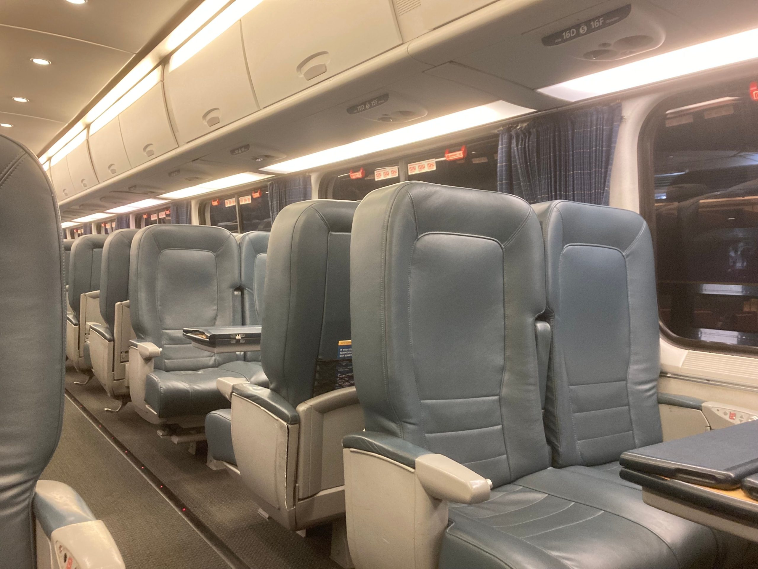 大学院生は、アムトラックのアセラ列車のファーストクラスのチケットの価値に対するさまざまな反応を持っています