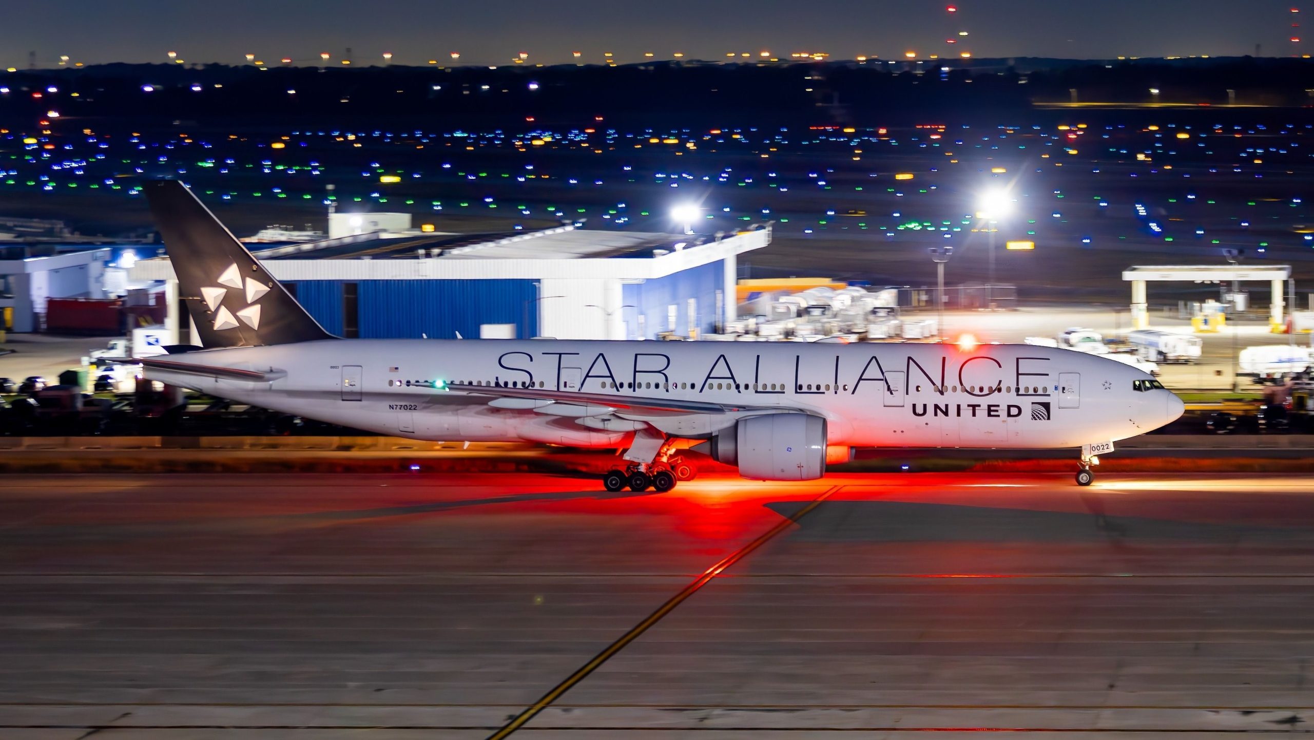 ユナイテッド航空のボーイング777は、油圧漏れに続いてガンダーに迂回します