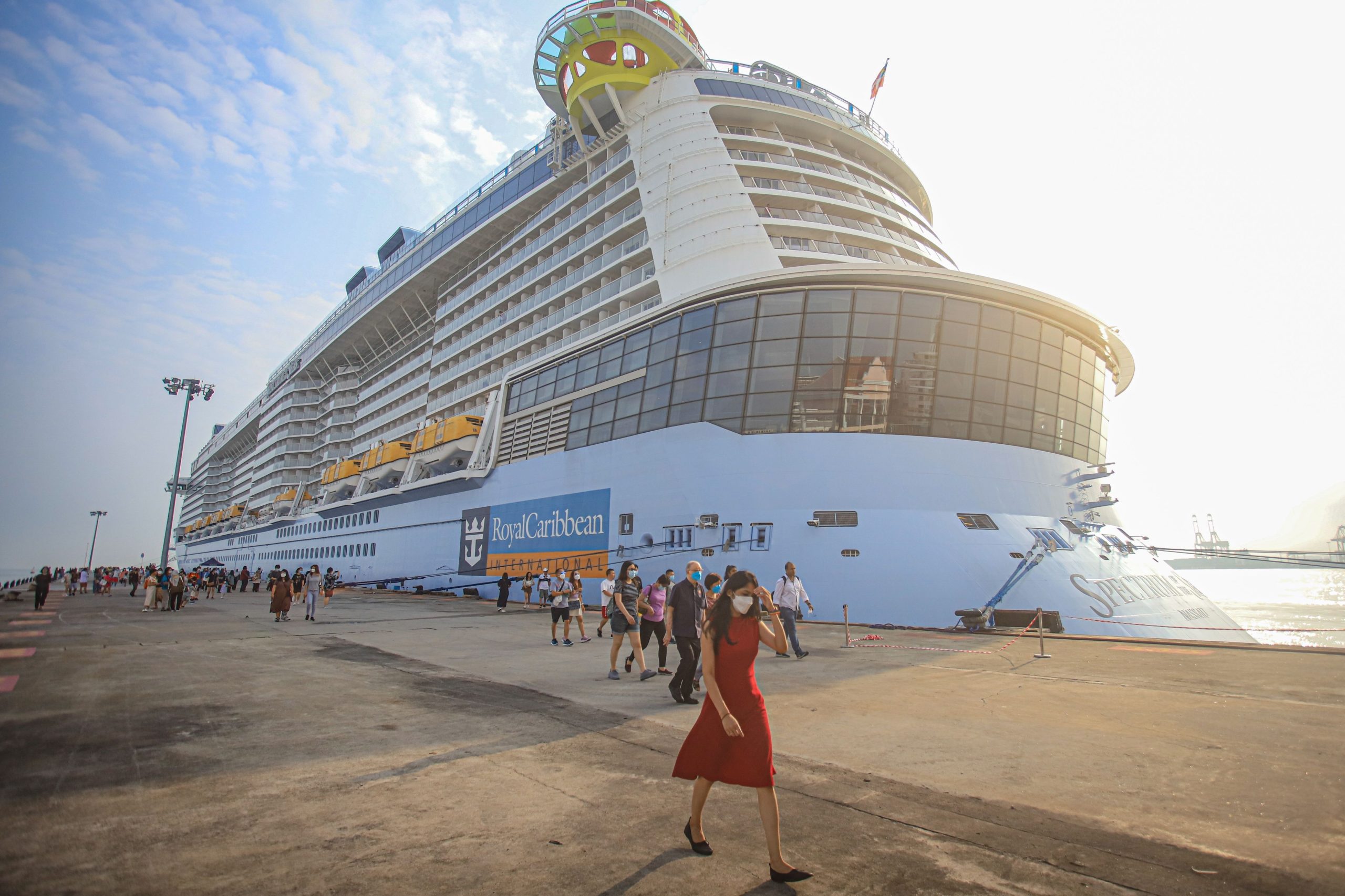 タンパから出発するロイヤルカリビアンの船は、アウトブレイクが病気になった100人近くのゲストを離れた後、消毒措置を増加させます