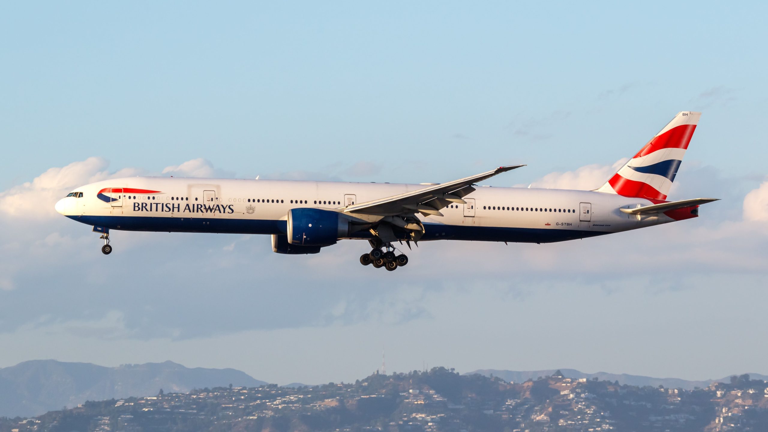 ブリティッシュエアウェイズはファーストクラスのシャンパンを提供し、ルナの新年メニューを提供し、発売