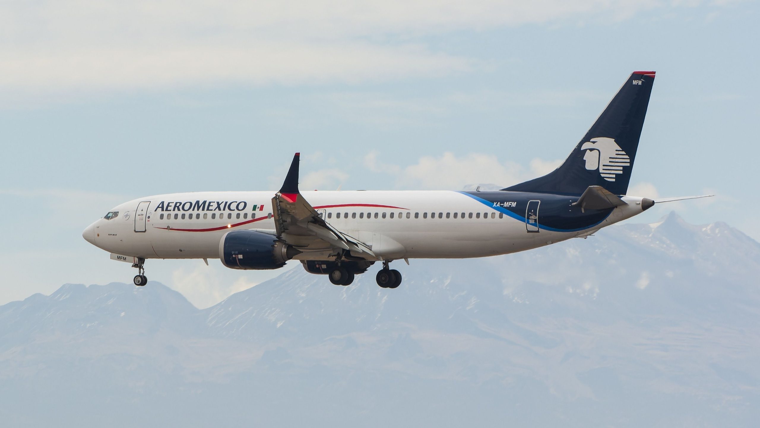 Aeromexico Boeing 737 Max 8 Scrapes Wingtipメキシコシティ国際空港でのゴーアラウンド中