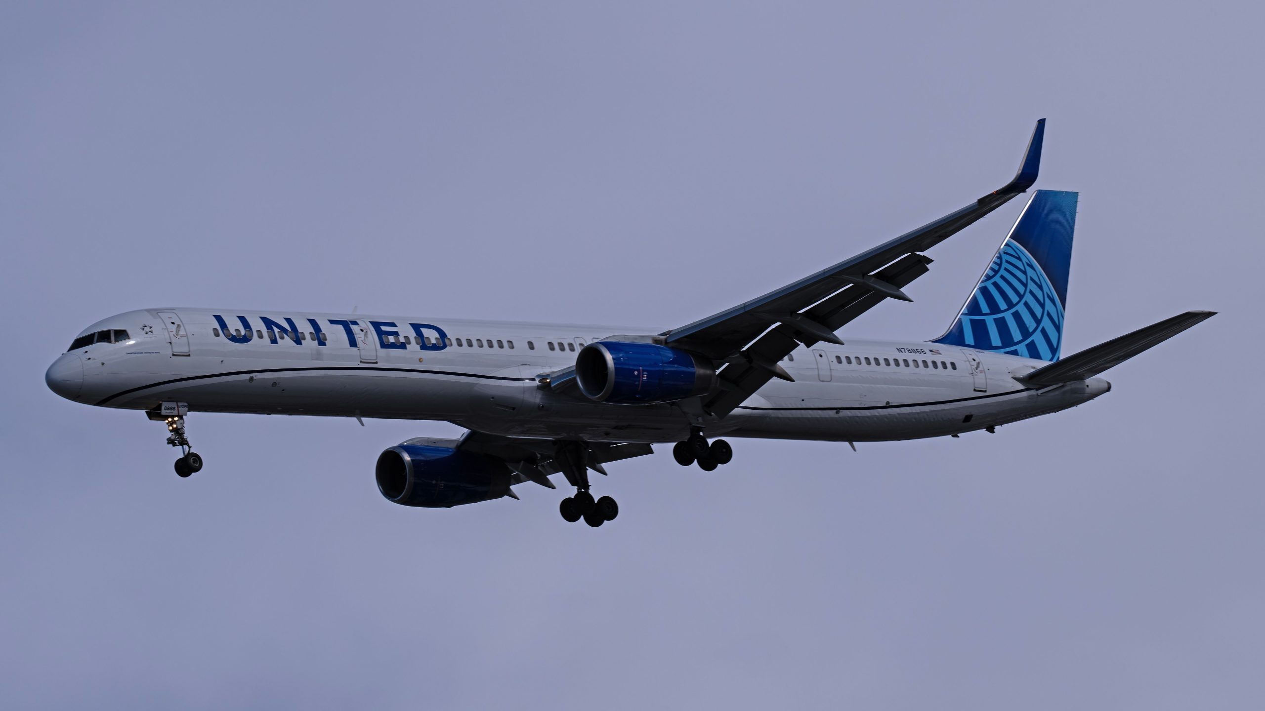 FAA調査：ユナイテッド航空の大晦日ボーイング757ハワイに縛られたフライトがエンジンの問題によりLAXに戻ります