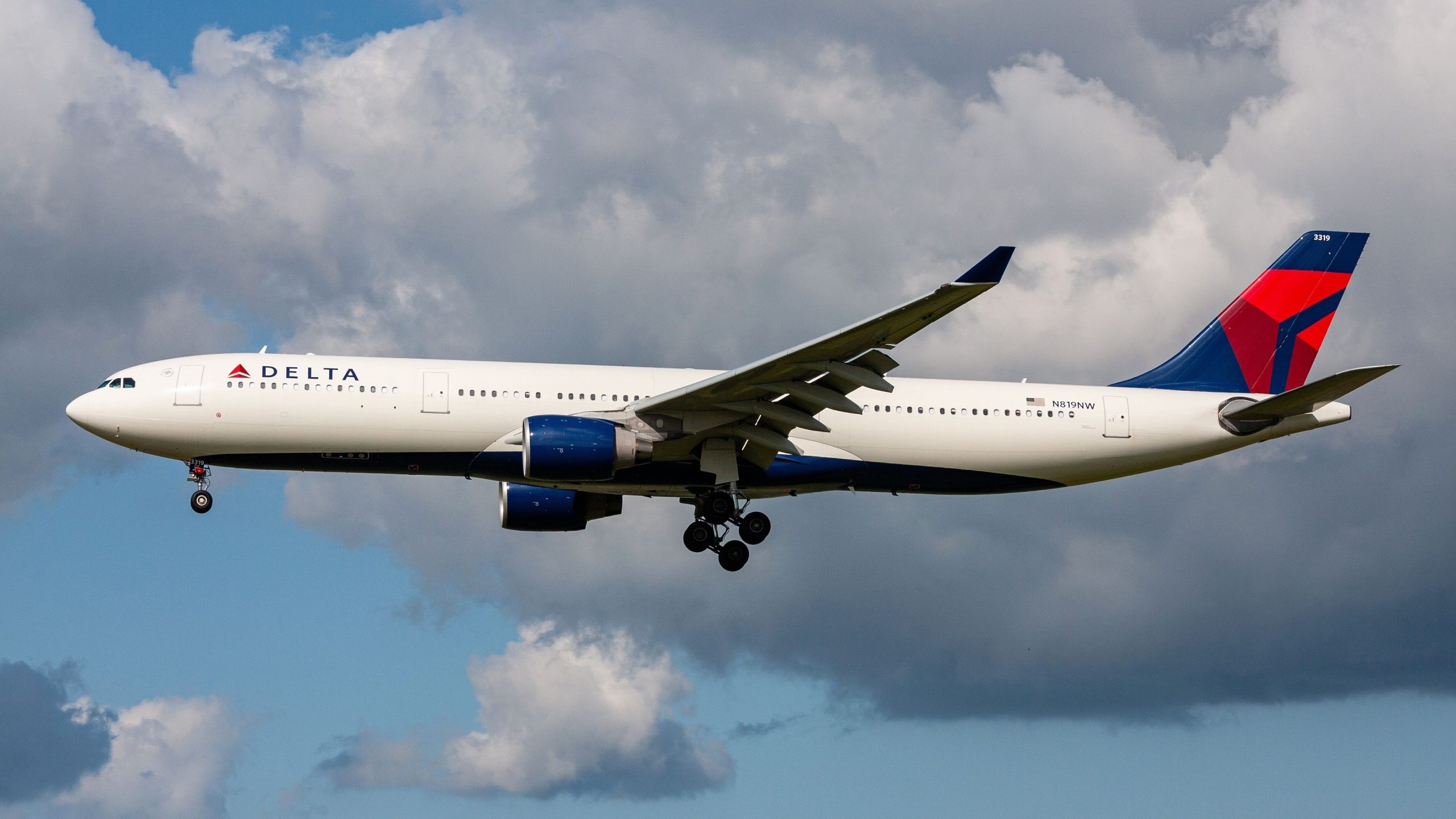 デルタエアラインエアバスA330-300は、着陸装置の撤回の問題によりアムステルダムに戻ります