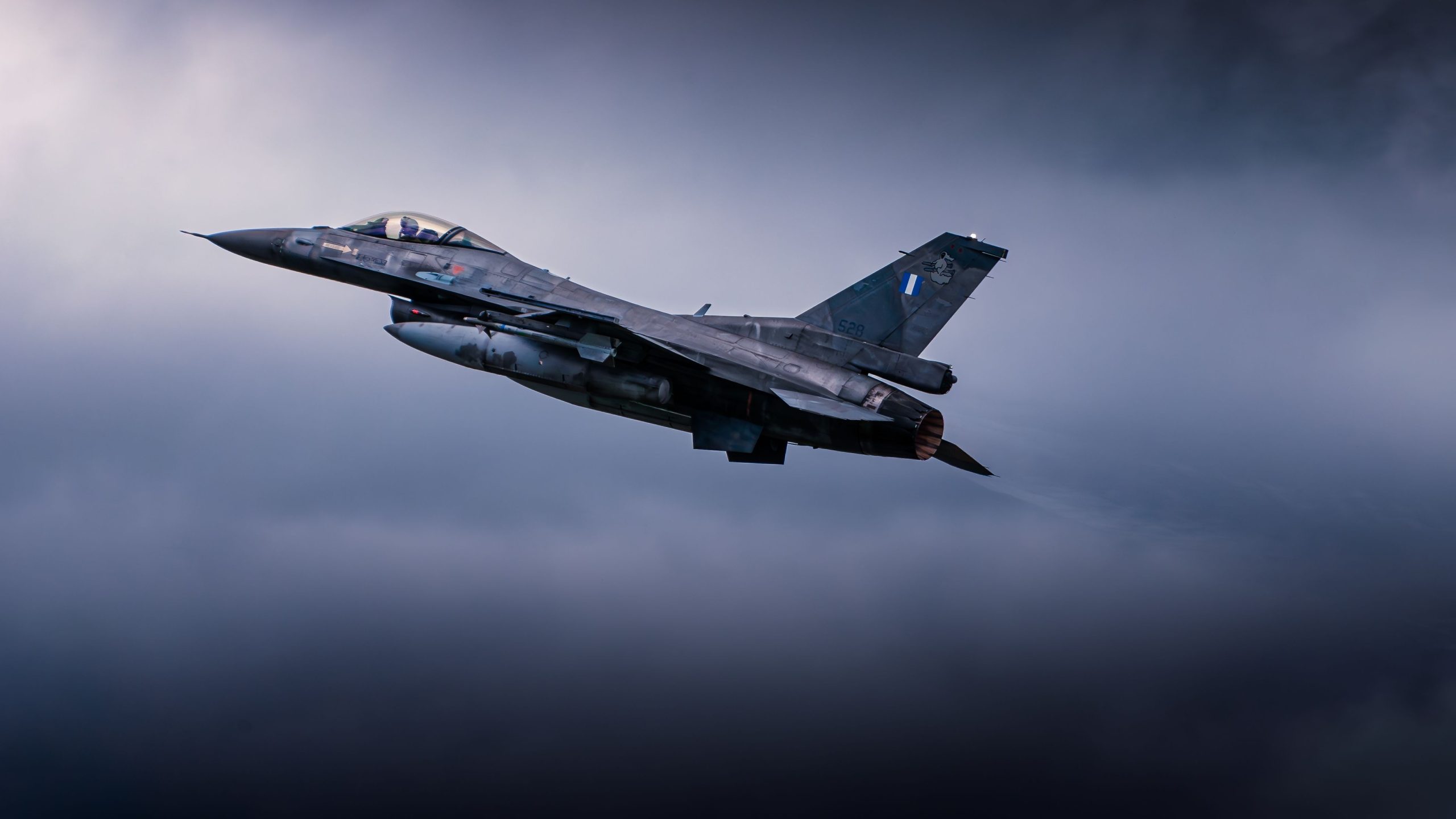 ギリシャは、さまざまな戦闘機の「カートロード」を減らすために、F-16s＆Mirage 2000sを販売しています