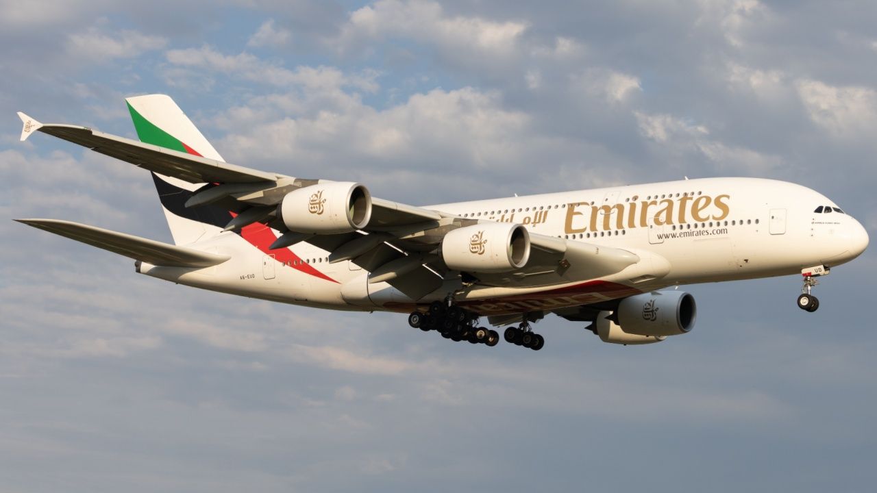 分析：最も人口の少ない都市と毎日のエミレーツエアバスA380フライトと比較する