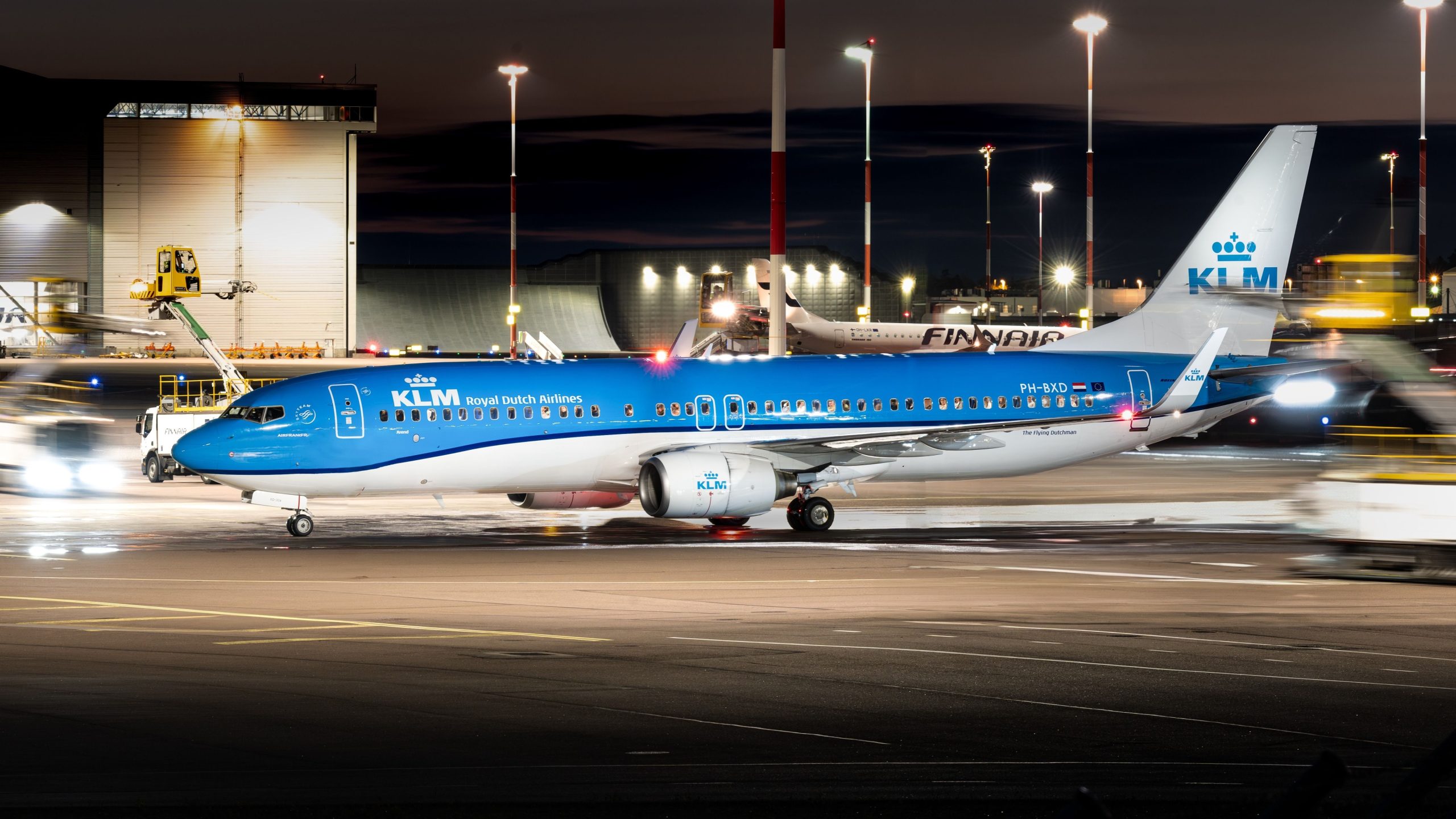 油圧の故障により、KLMボーイング737がオスロ空港に着陸する滑走路を脱いでいます