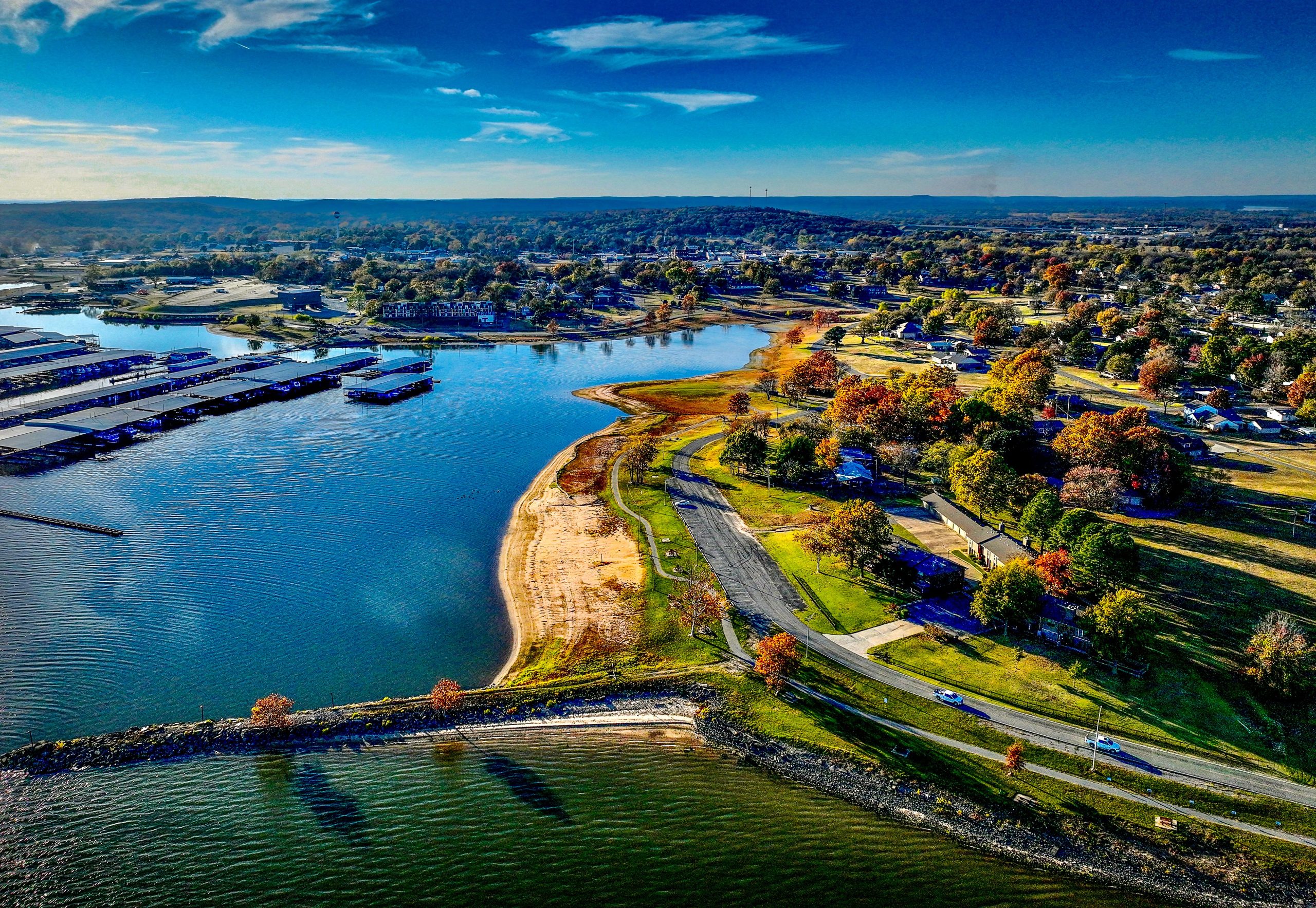 この州最大の湖は、ミシガン湖のようなビーチを持つ五大湖のライバルです