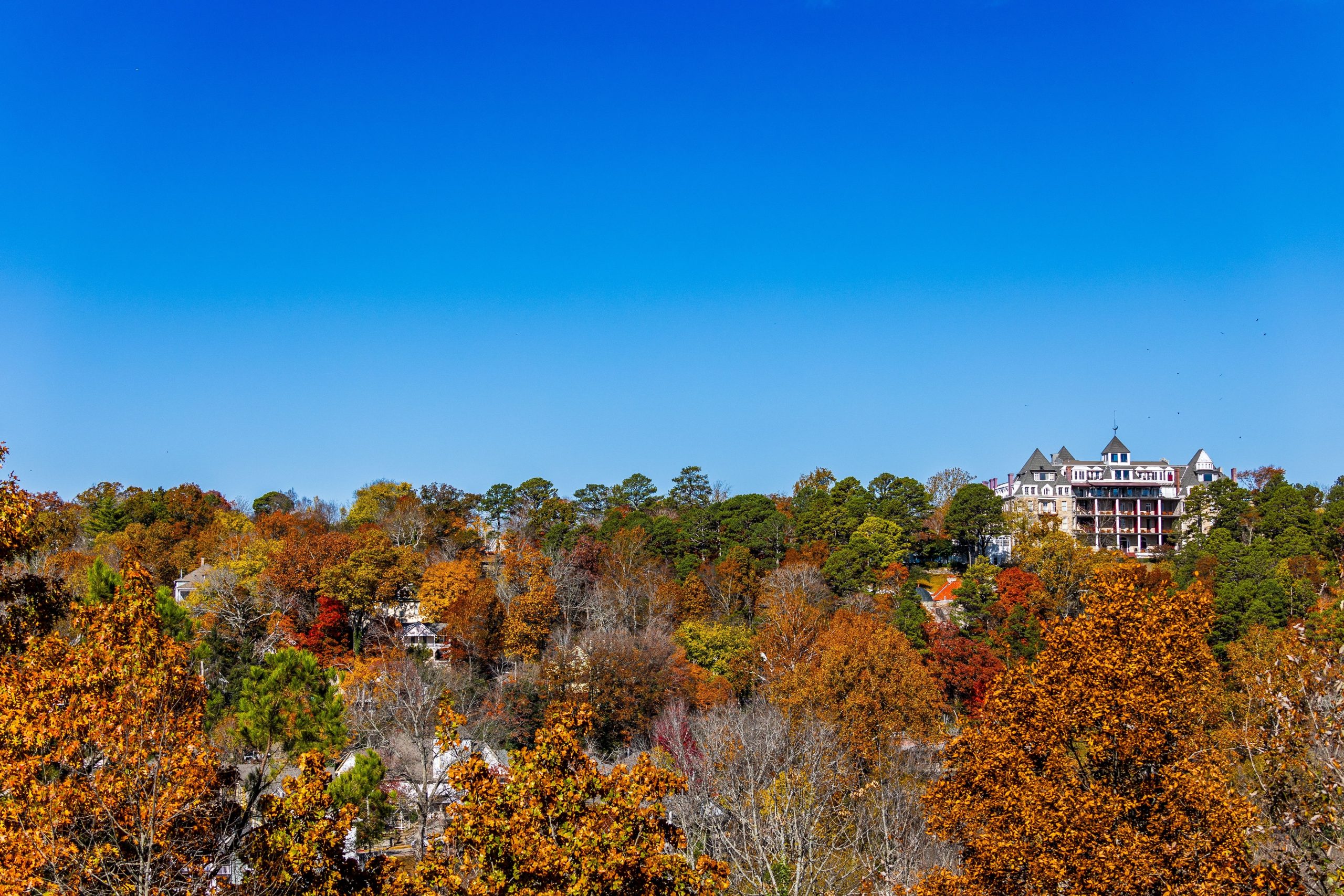 秋の葉を見るためにオザークのトップの小さな町
