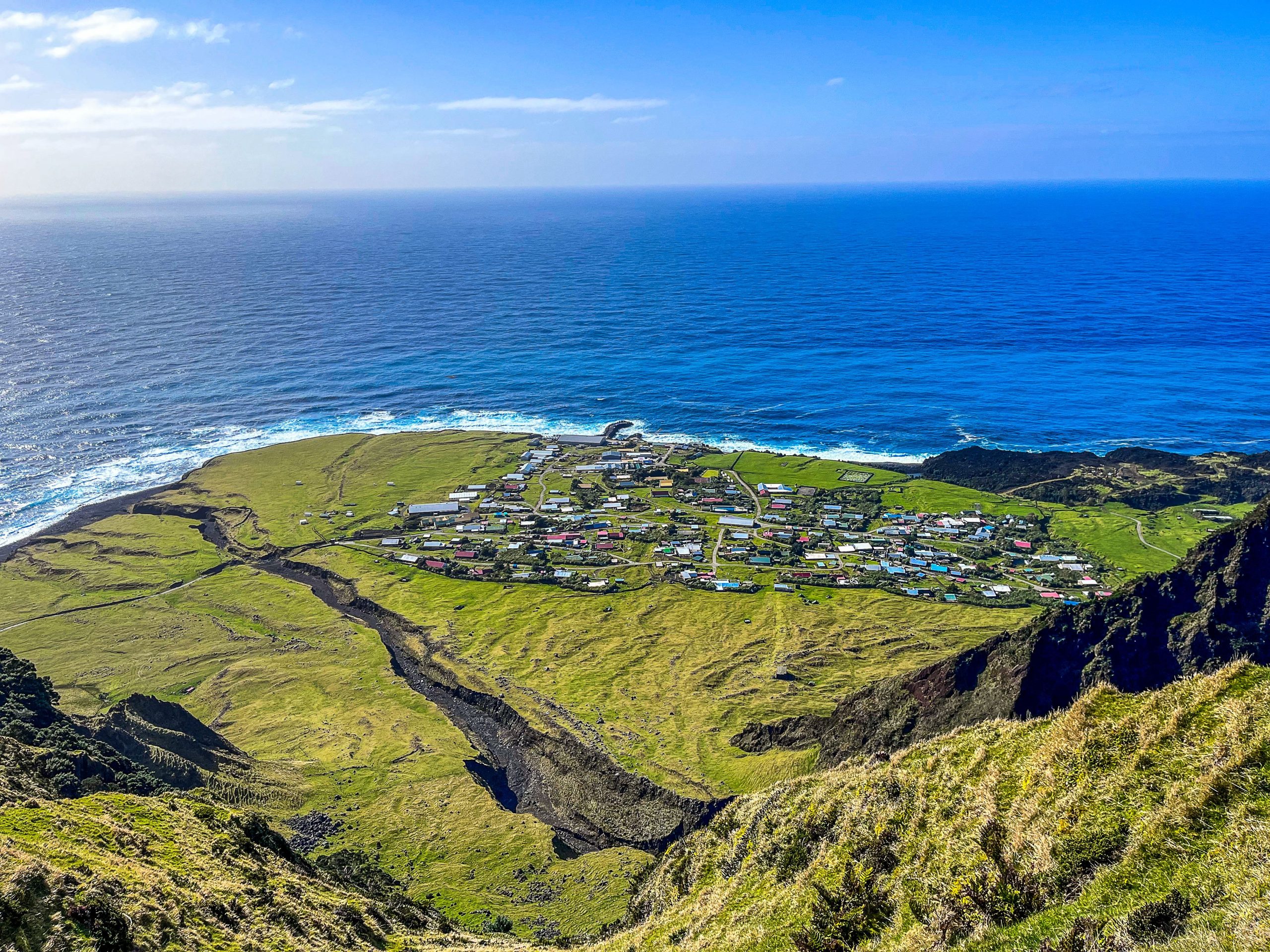 世界で最も遠い居住された島を訪問するために必要な厳格な規則