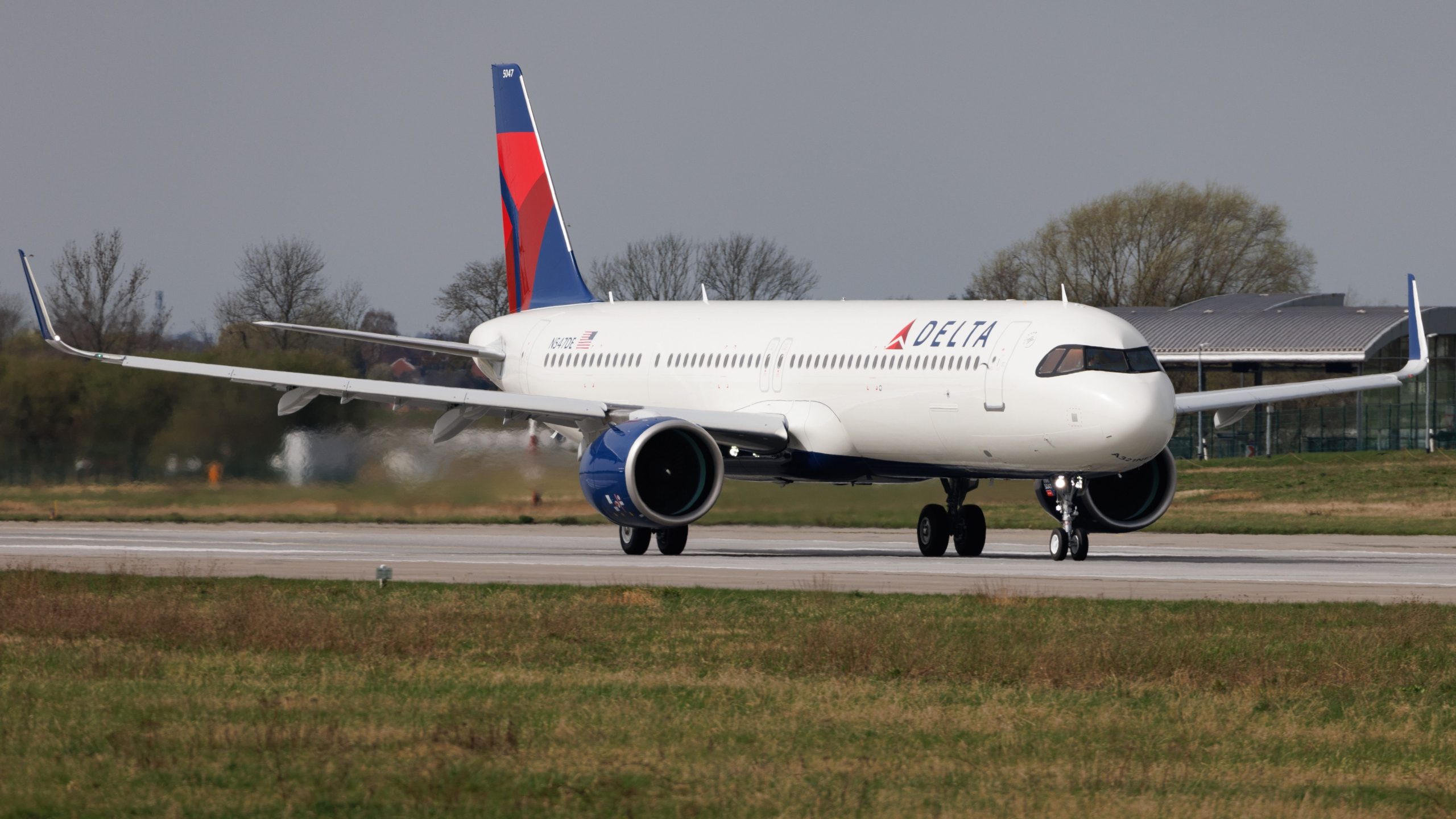 別の乗客がデルタ航空の飛行で収納しようとしているのを捕まえました