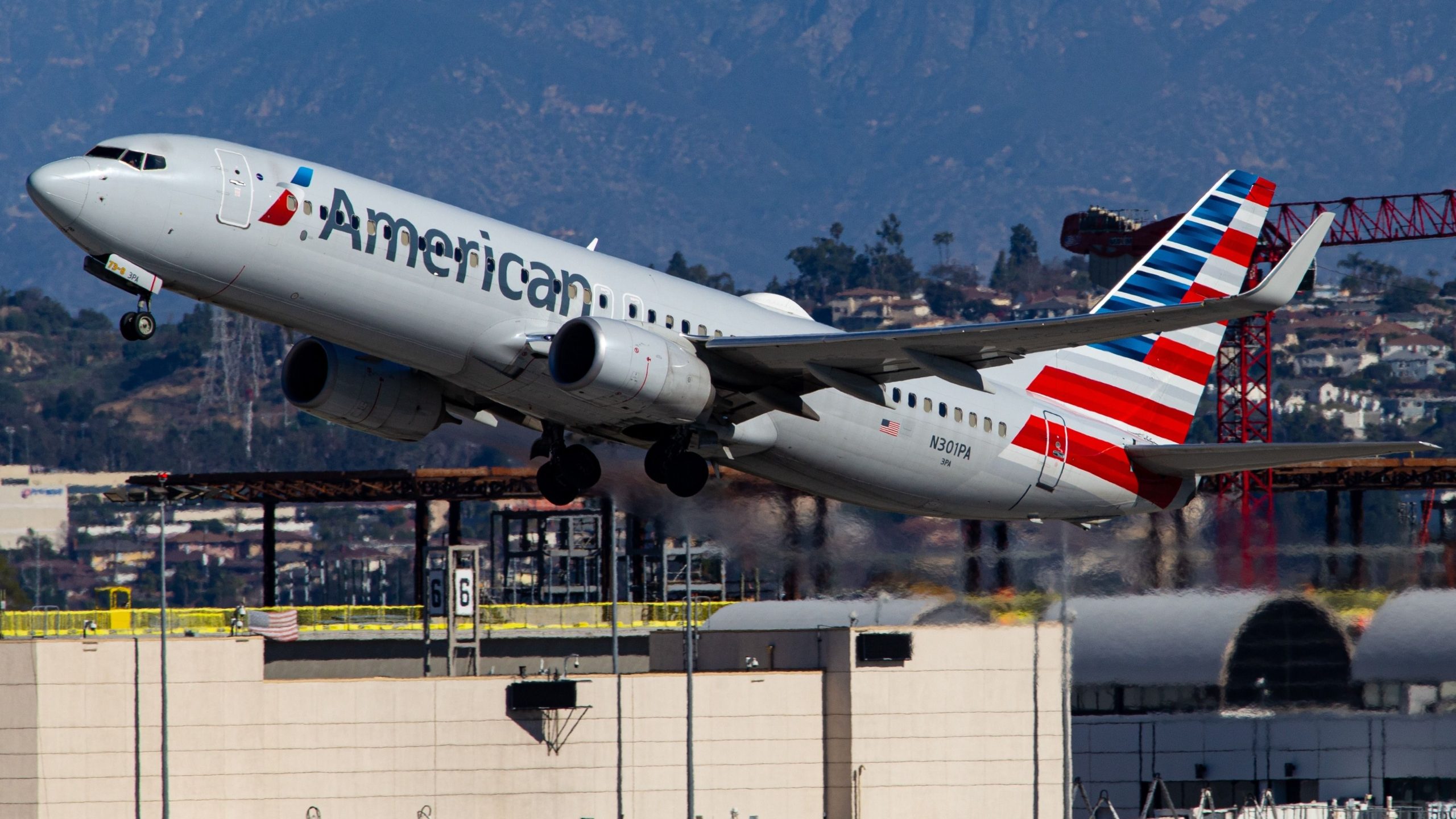 1,200便：今月ロサンゼルスとフェニックスの間で最も多くのフライトを持っている航空会社はどれですか？
