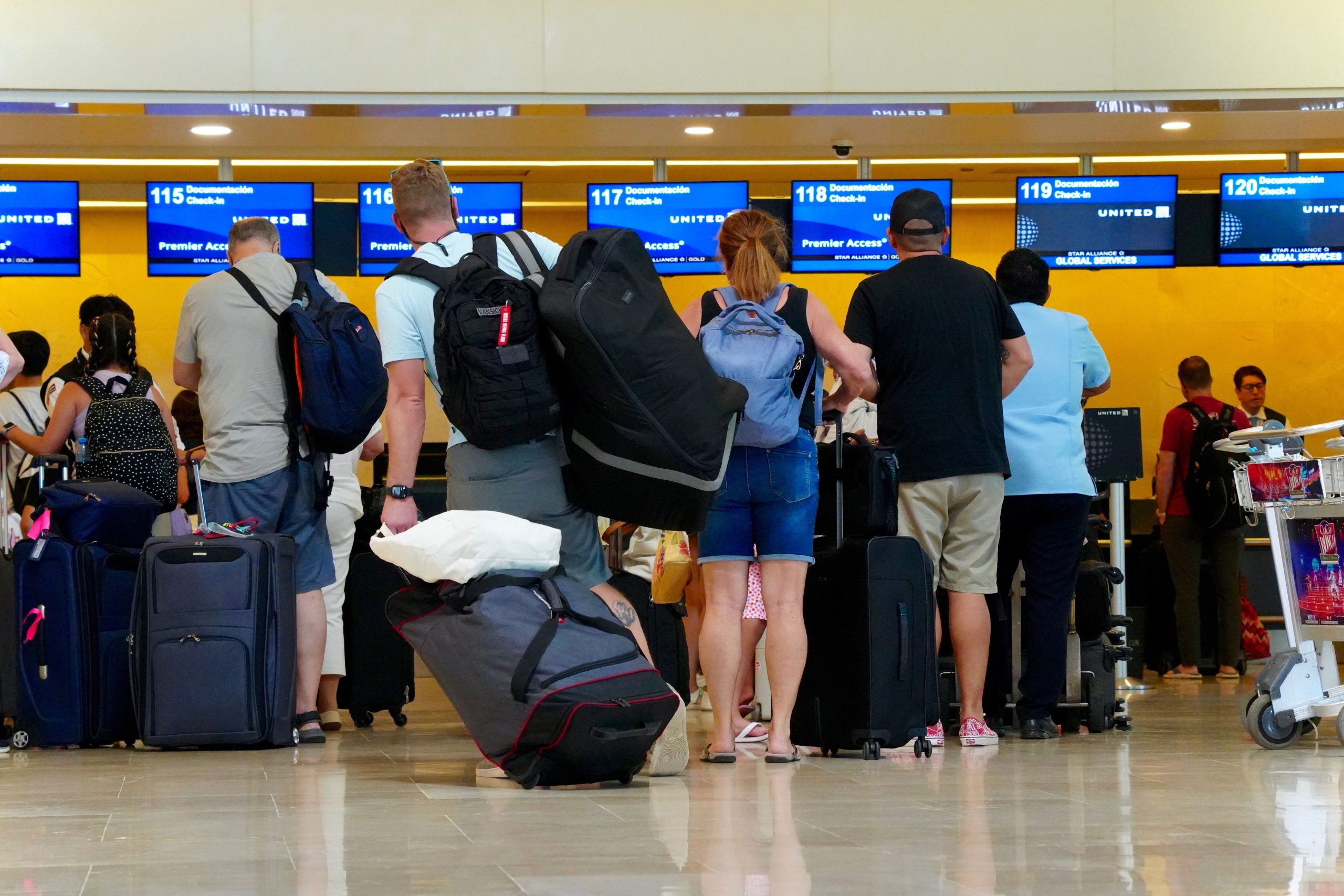 何年も長い列とサービスが不十分な後、カンクン国際空港はついに変更を加えています