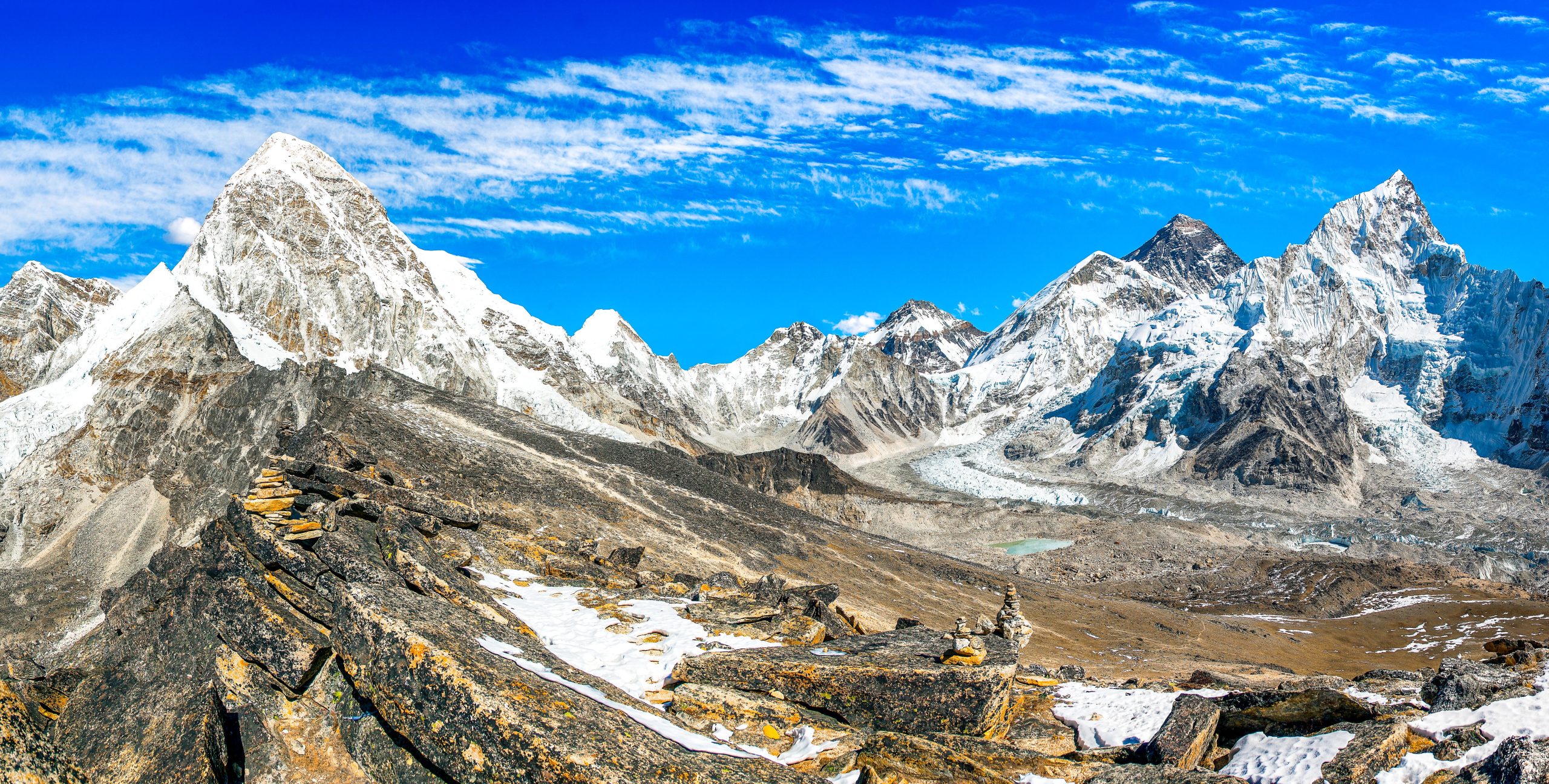 困惑した専門家によって発見されたエベレストよりも100倍大きい秘密の山