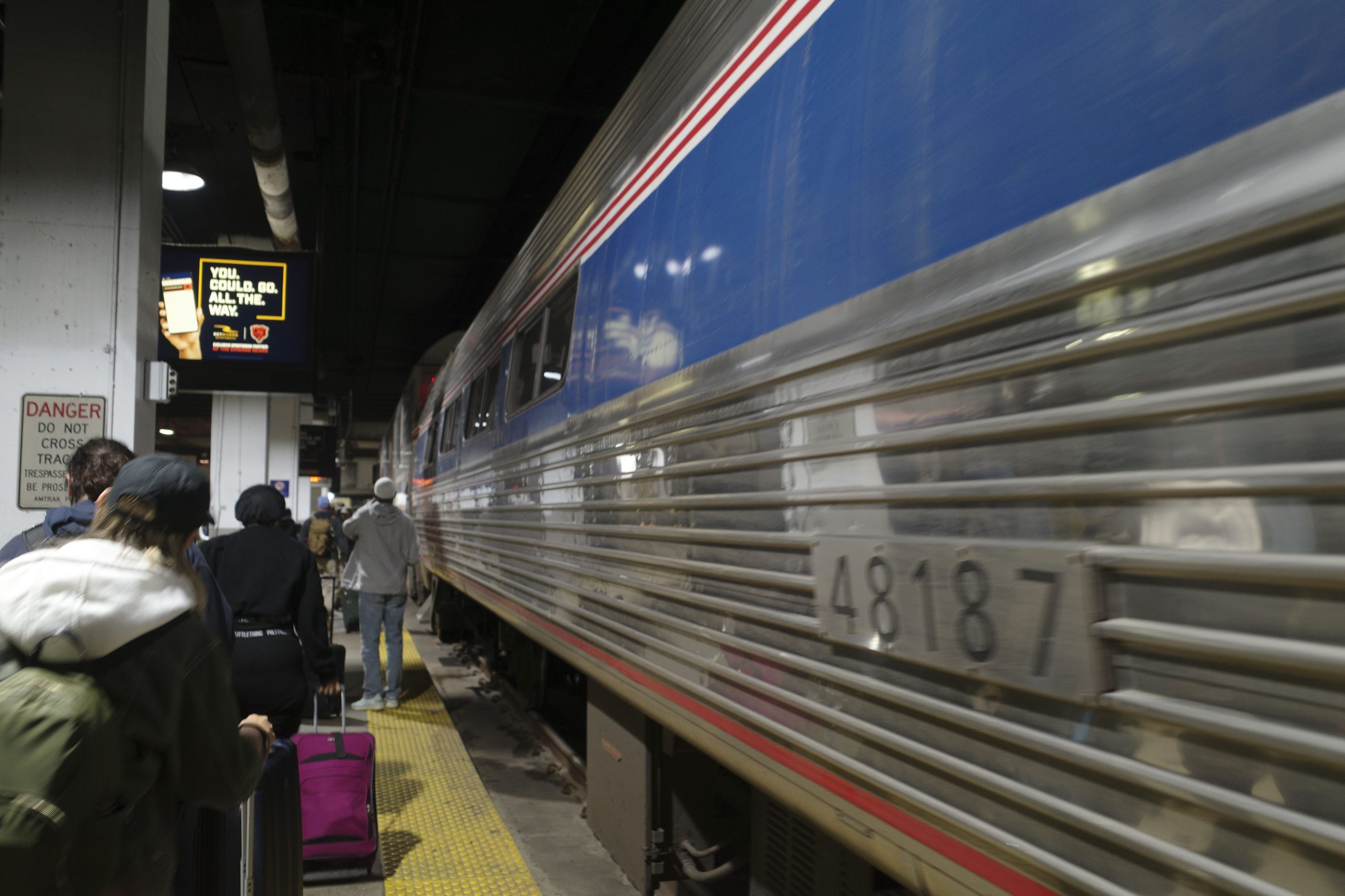 アムトラックのトリプルエンジン列車が発見されたため、シカゴユニオンステーションの珍しいビジュアルが発見されました