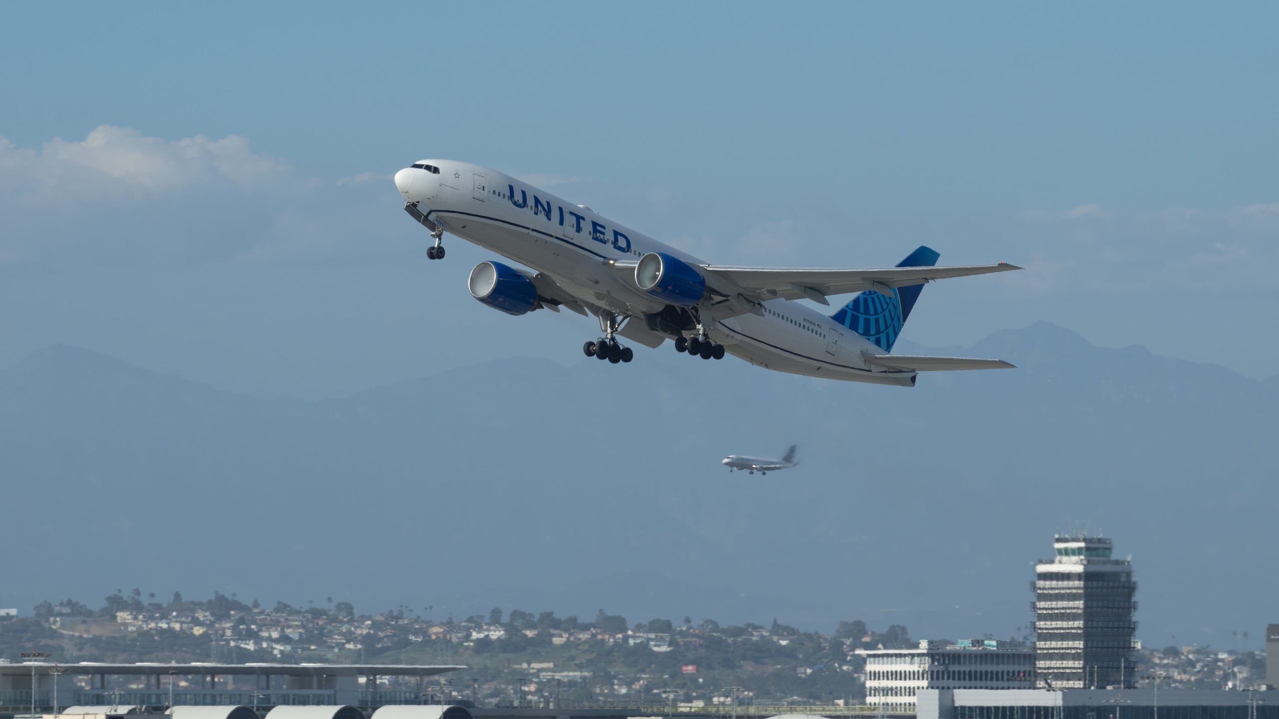 4か月以上：ユナイテッド航空のボーイング777タイヤから破壊された後、ベイエリアの女性がまだ車のない女性