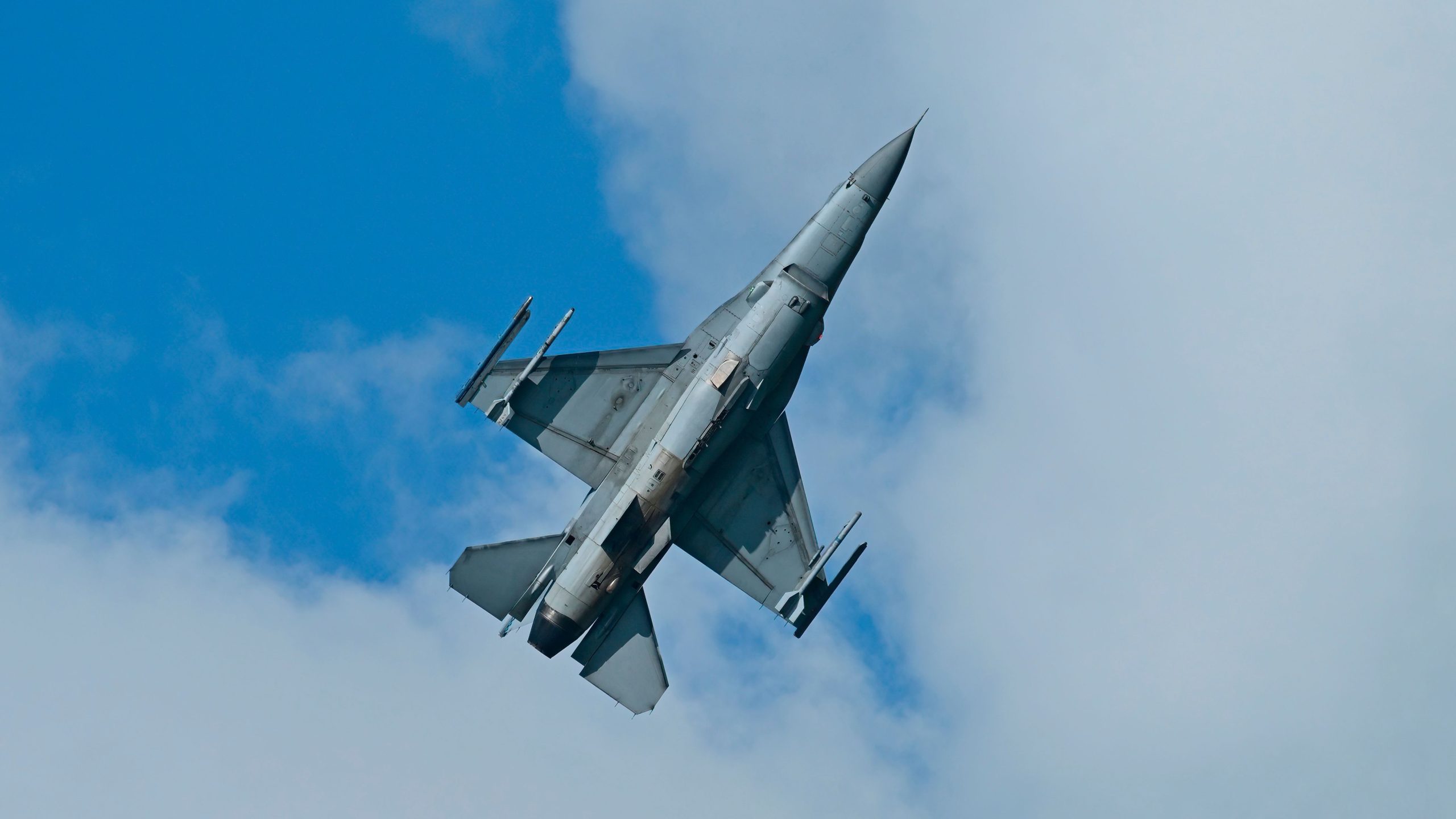 調査官は、ピッチレートジャイロスコープの故障によって引き起こされるシンガポール空軍F-16クラッシュを見つけます