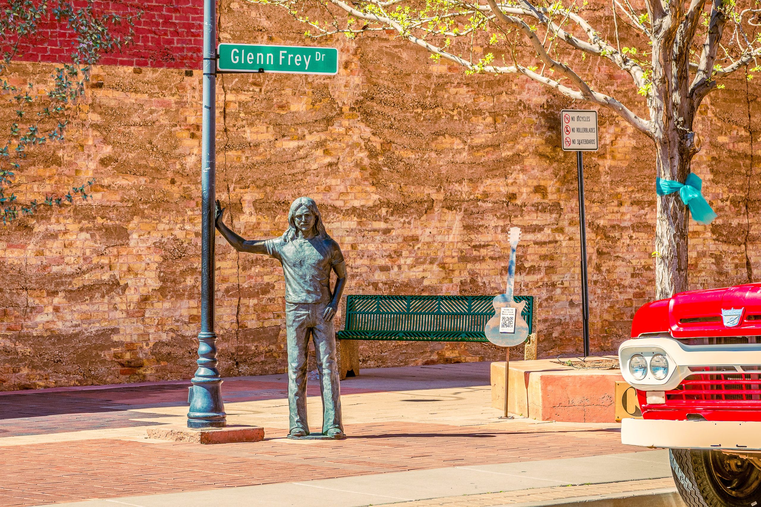 何千人もの観光客がこのアリゾナルート66の町の公園で「立つ」ようになる理由