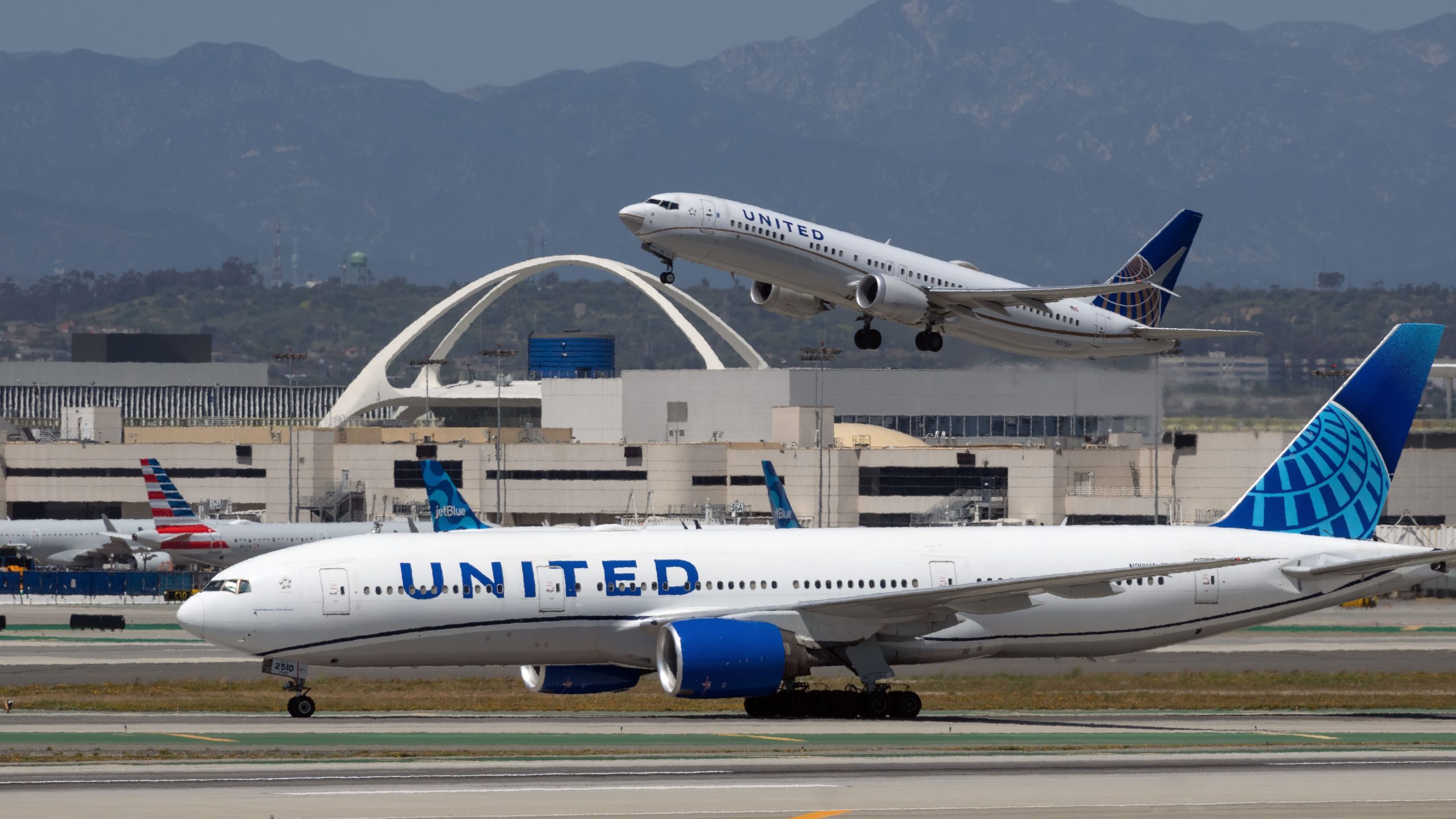 ユナイテッド航空のボーイング777乗客が酸素マスクの発表後にパニック