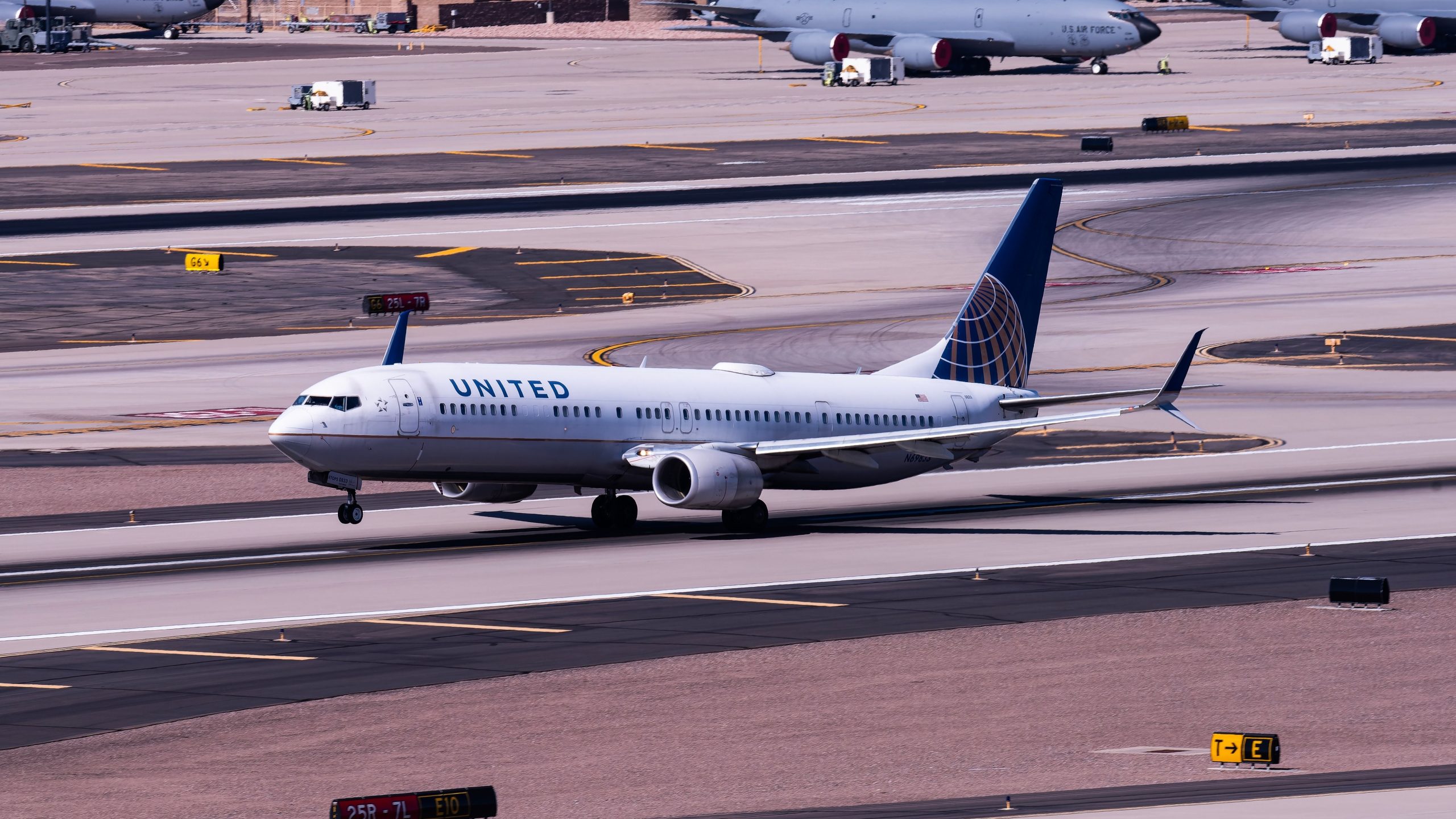 ユナイテッド航空のボーイング737-900ERは、キャビンの加圧の問題に苦しんだ後、シカゴ・オヘアに戻ります