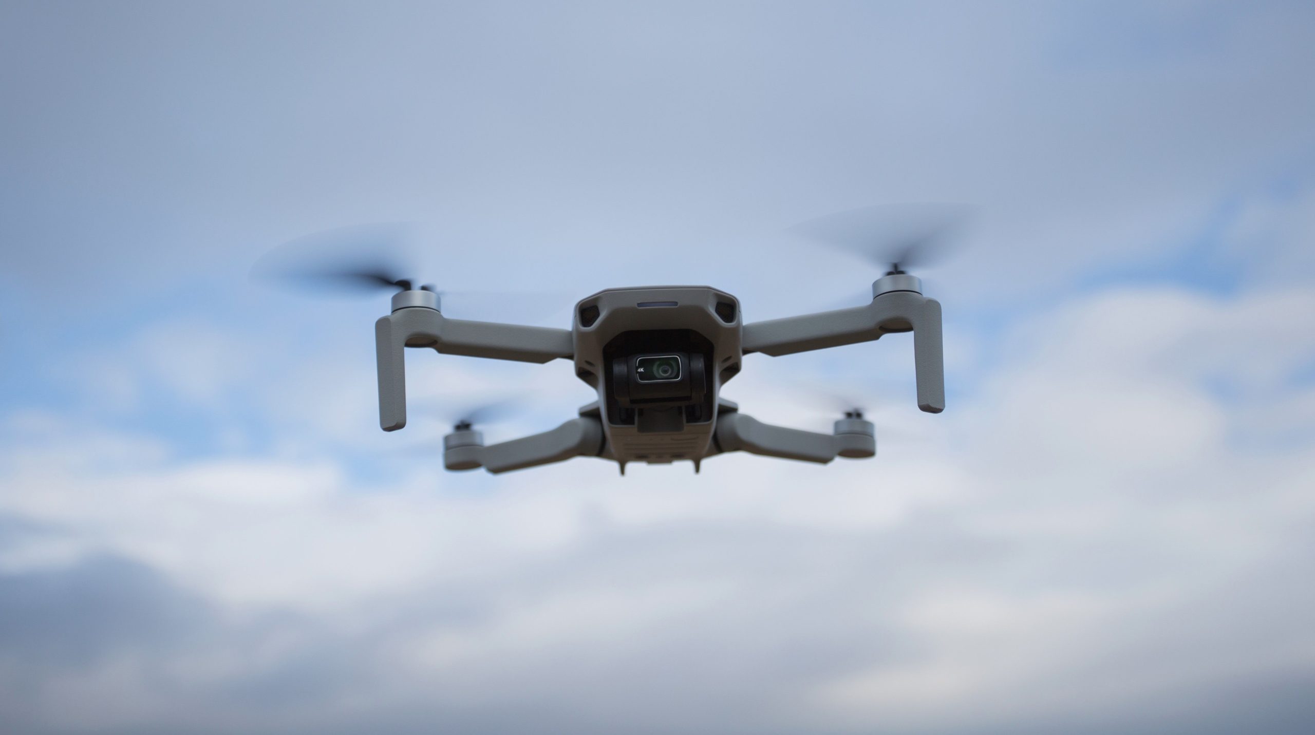 ドローンがボストンローガン空港に「危険なほど近く」飛ぶ後、警察は2人の男性を逮捕します