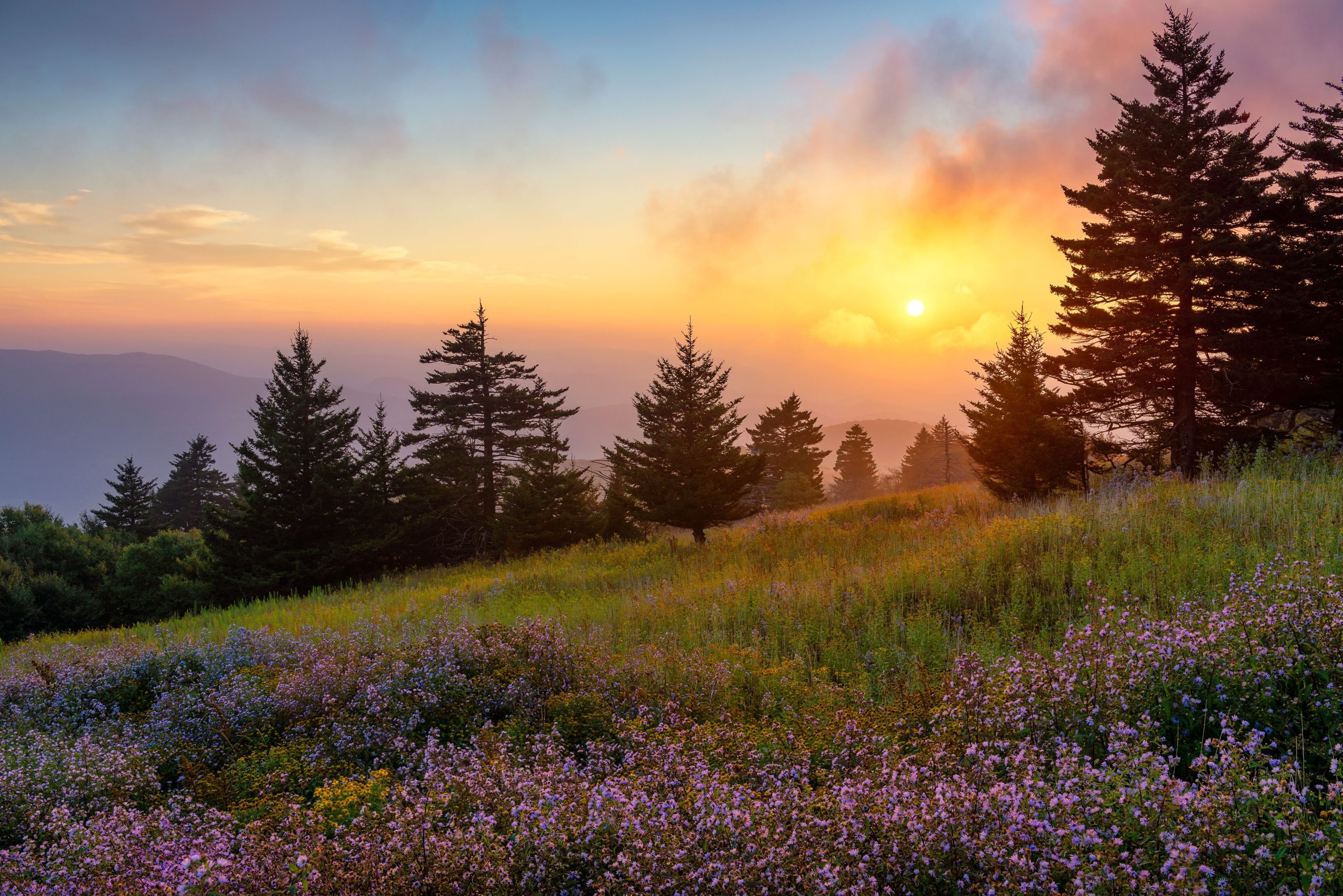 秋のために東海岸で最も手頃な価格の小さな山の町