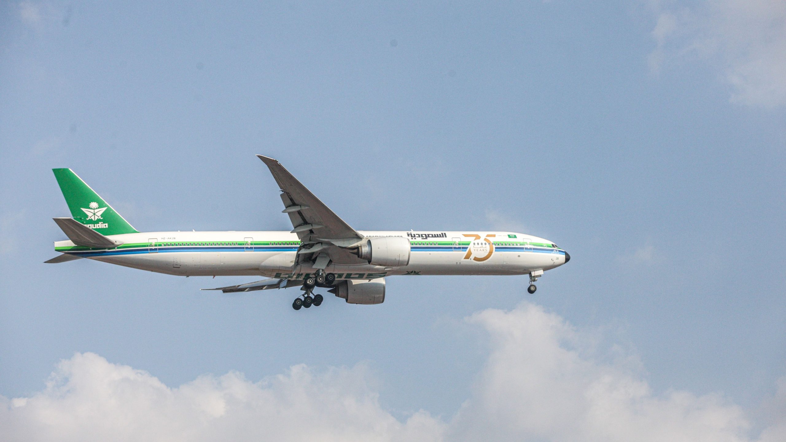 スポット：サウジアの新しい特別なボーイング777フォーミュラのカラーリング