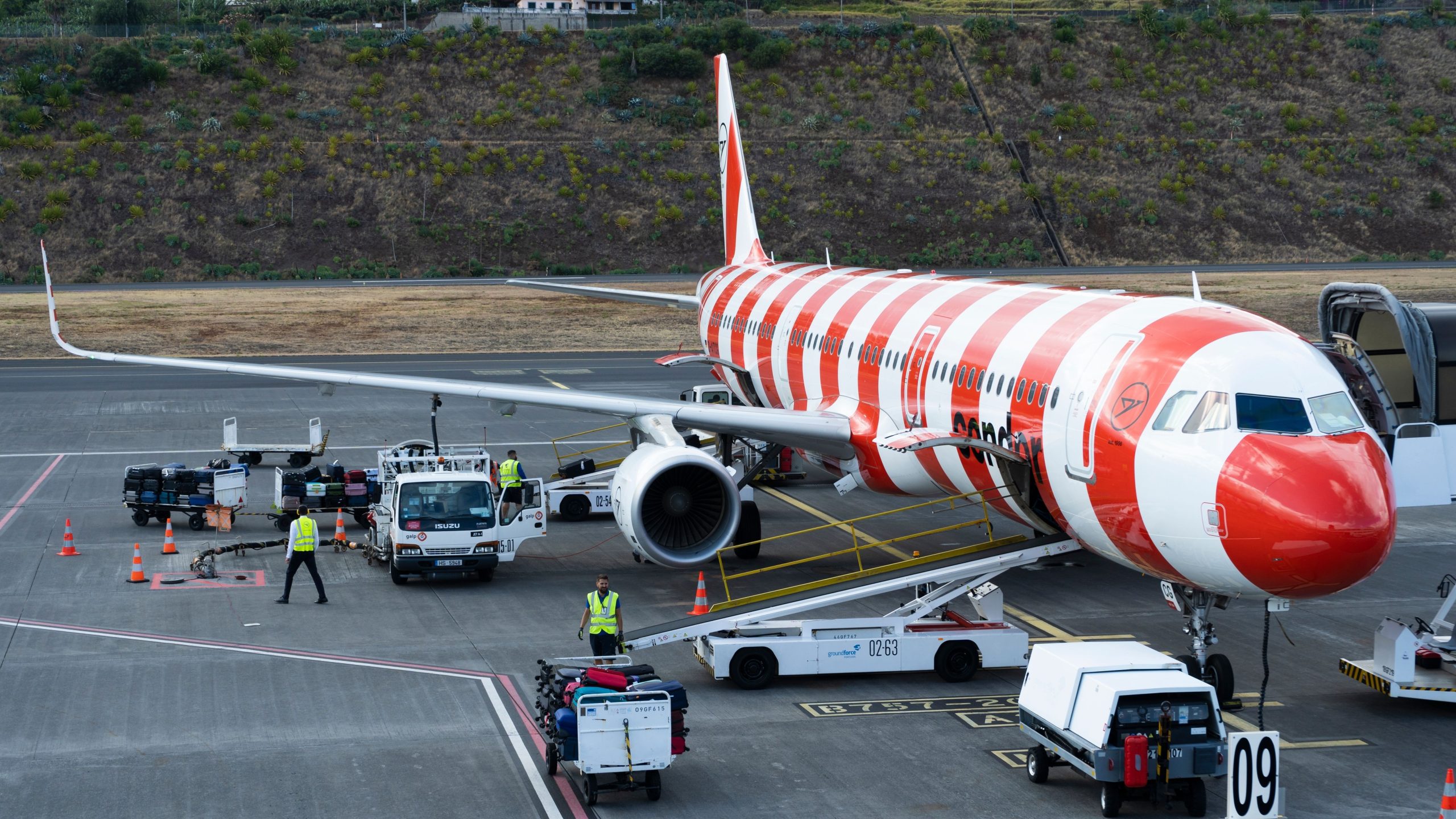 コンドルは、新しい短距離フライトを追加して給餌しました米国とカナダのネットワークを変更します