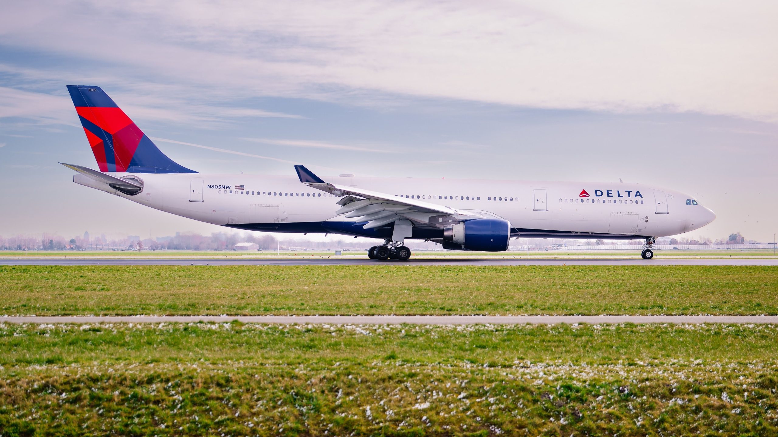 デルタエアラインは、エンジンの故障がラスベガスで離陸を中止した後、エアバスA330-300を修理する
