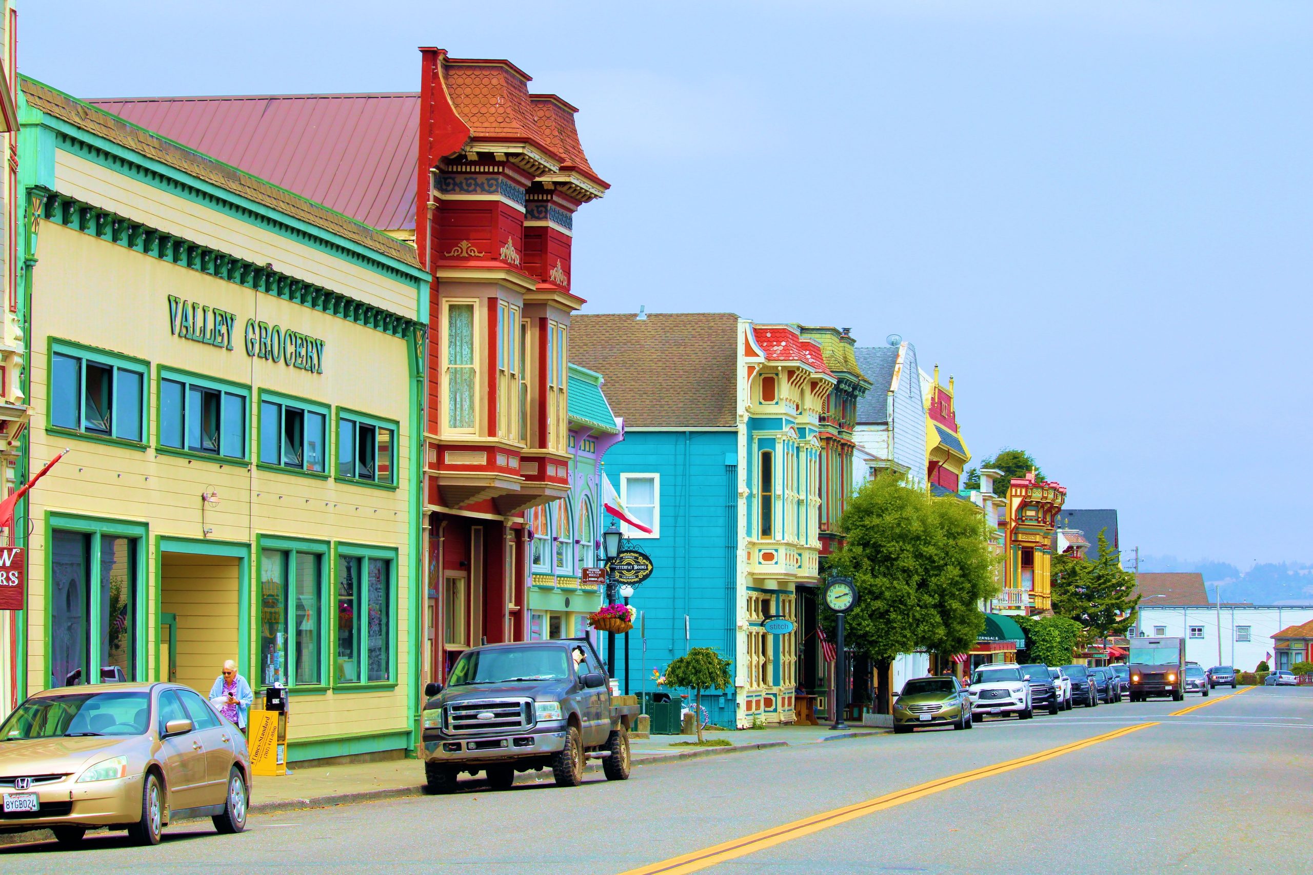 カリフォルニアの「ビクトリア朝の村」は、州の最高の国立公園と州立公園のいくつかに簡単にアクセスできます