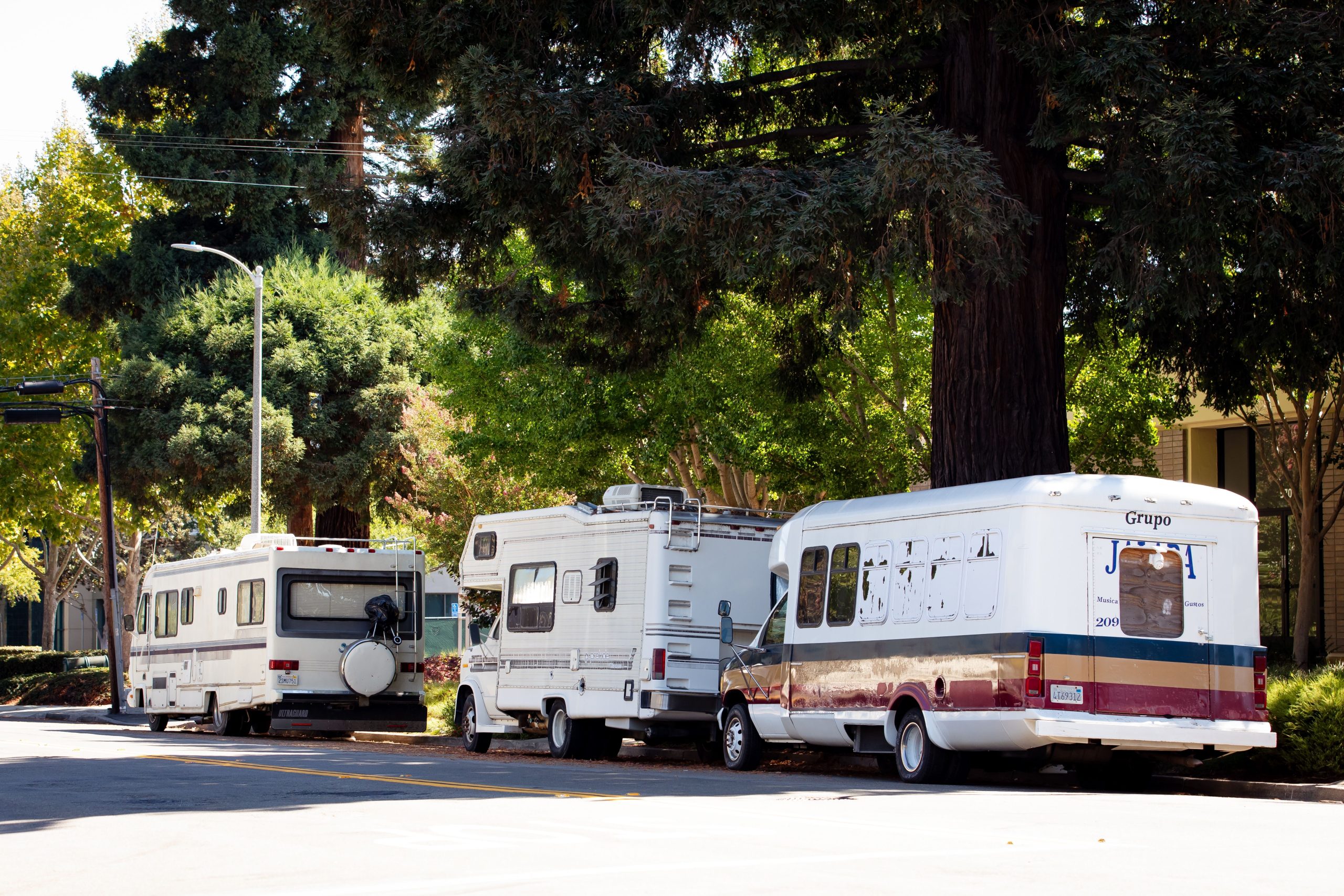 70 RVがついに小さな町からブーツを手に入れた後、カリフォルニア人は喜ぶ