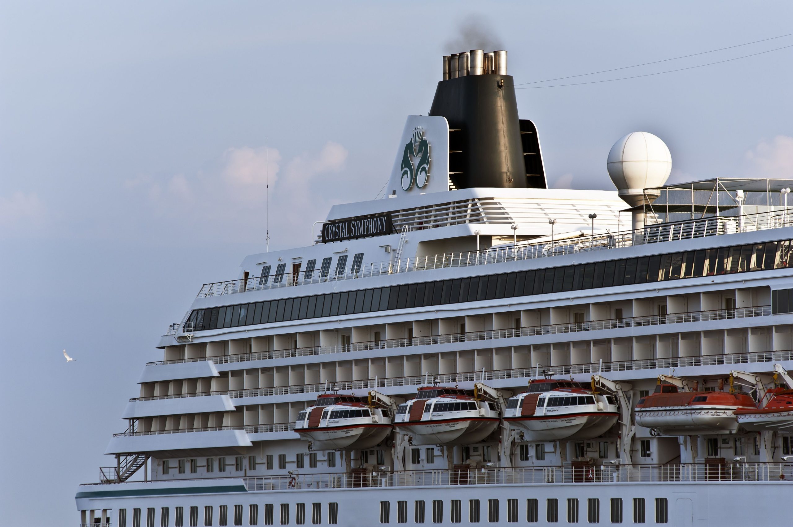 クリスタルクルーズの航海中に乗客への攻撃の申し立てに続いてポートが反撃