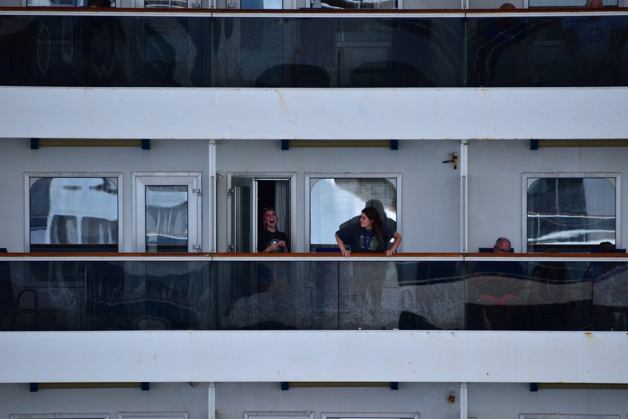 カーニバルクルーズラインは、ゲストに適切なカーテンエチケットを搭載したことを思い出させました